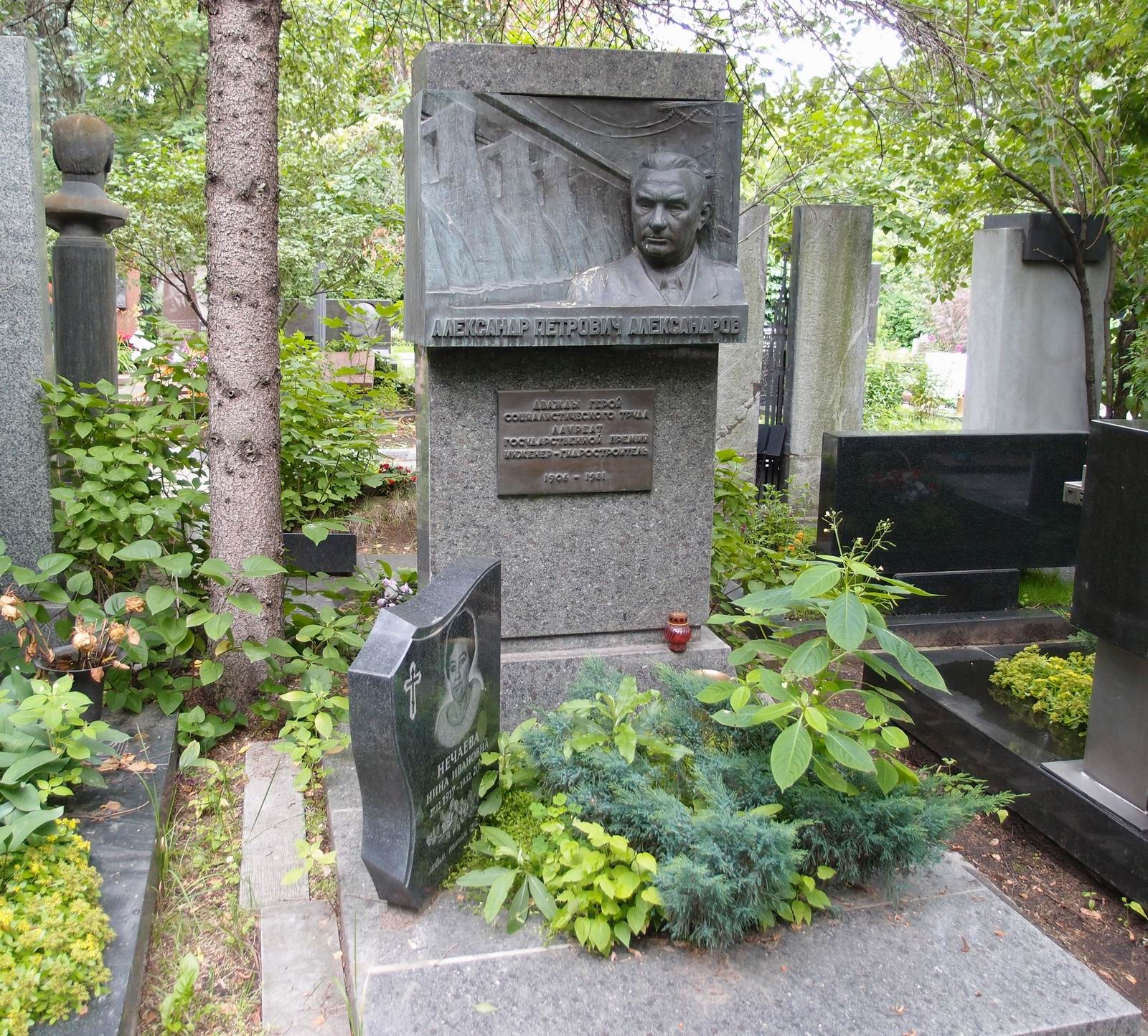 Памятник на могиле Александрова А.П. (1906-1981), ск. И.Исайкин, арх. В.Васнецов, на Новодевичьем кладбище (9-7-5).