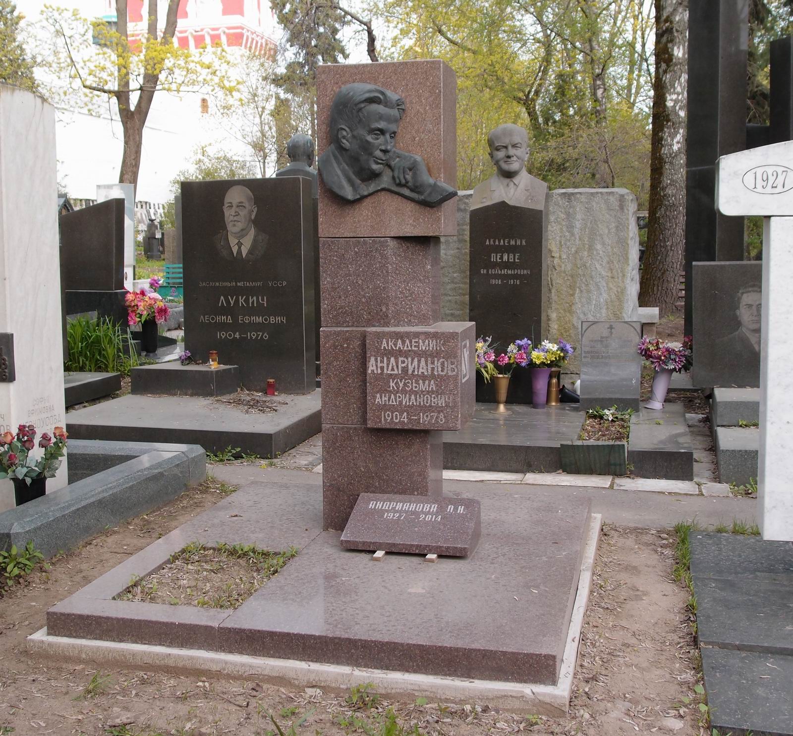 Памятник на могиле Андрианова К.А. (1904-1978), на Новодевичьем кладбище (9-3-11).
