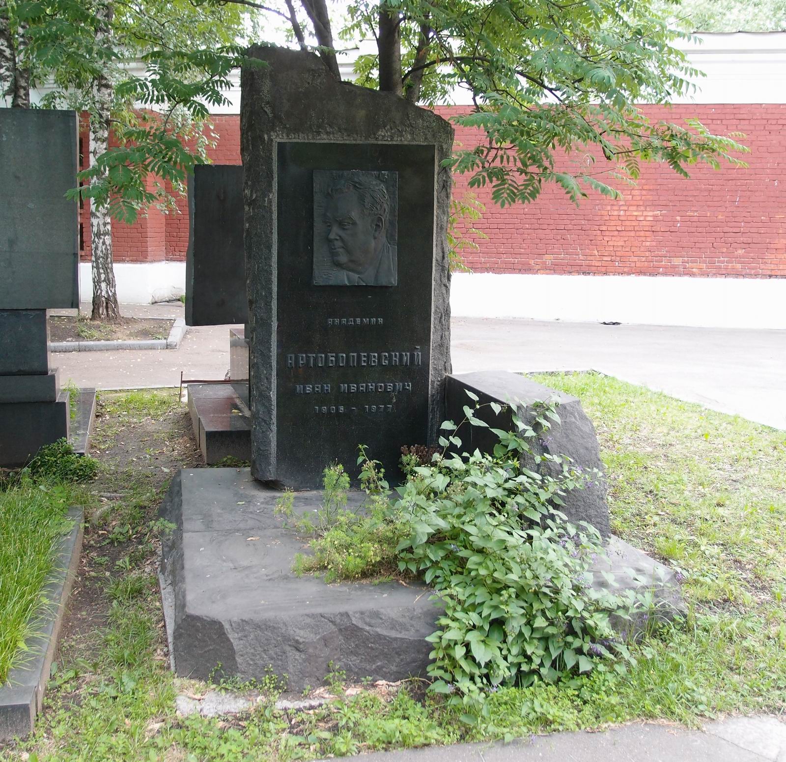 Памятник на могиле Артоболевского И.И. (1905–1977), ск. Л.Кардашова, на Новодевичьем кладбище (9–3–16).