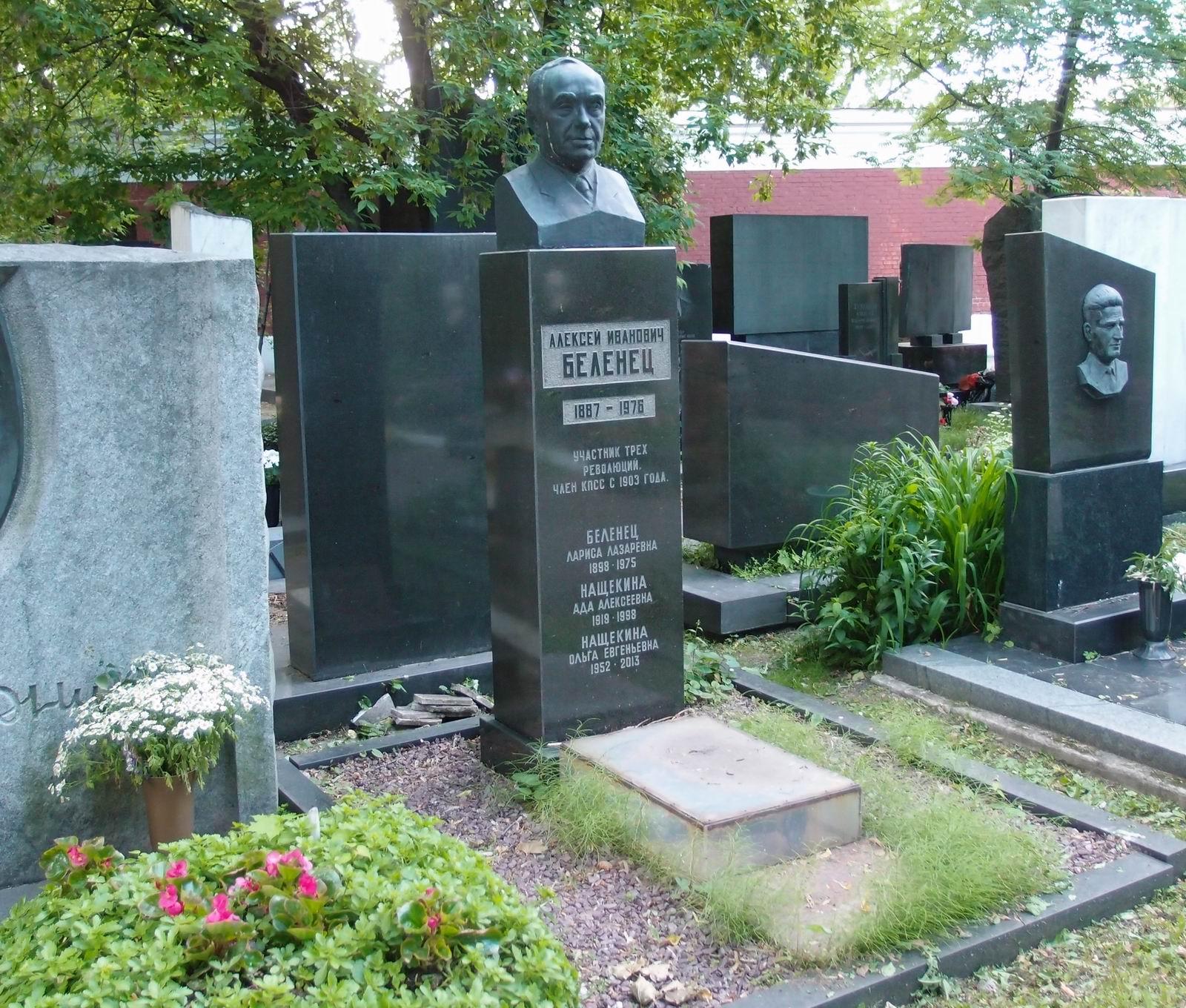 Памятник на могиле Беленца А.И. (1887-1976), ск. А.Елецкий, арх. Н.Гобелко, на Новодевичьем кладбище (9-1-12).