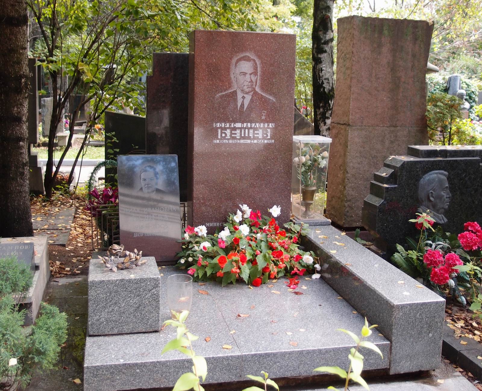 Памятник на могиле Бещева Б.П. (1903–1981), на Новодевичьем кладбище (9–7–8).