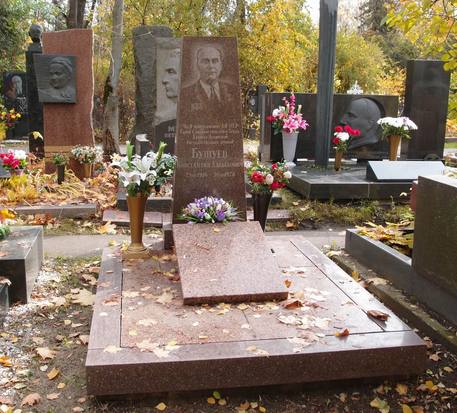 Памятник на могиле Бушуева К.Д. (1914-1978), на Новодевичьем кладбище (9-3-6).