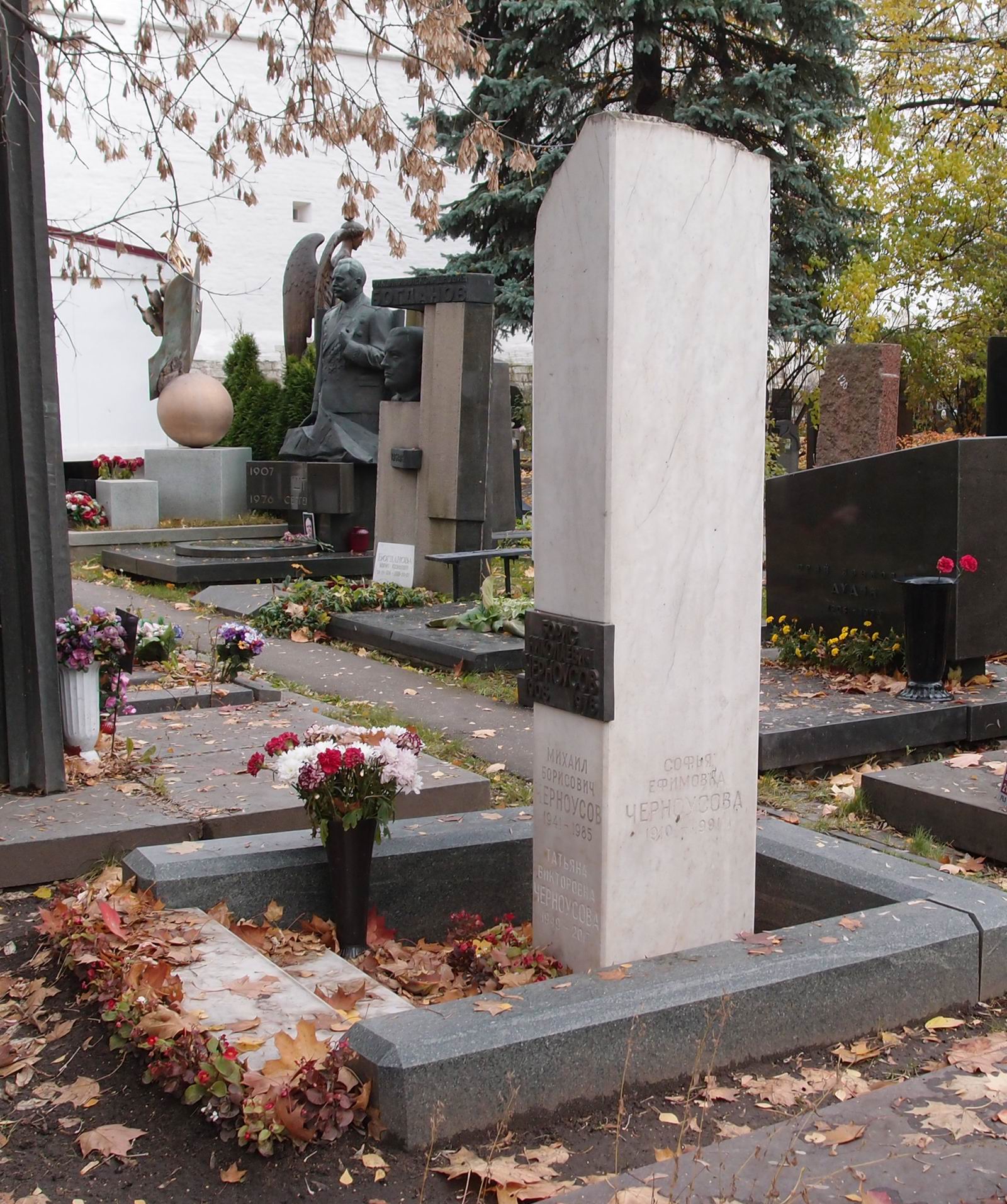 Памятник на могиле Черноусова Б.Н. (1908-1978), на Новодевичьем кладбище (9-3-12).