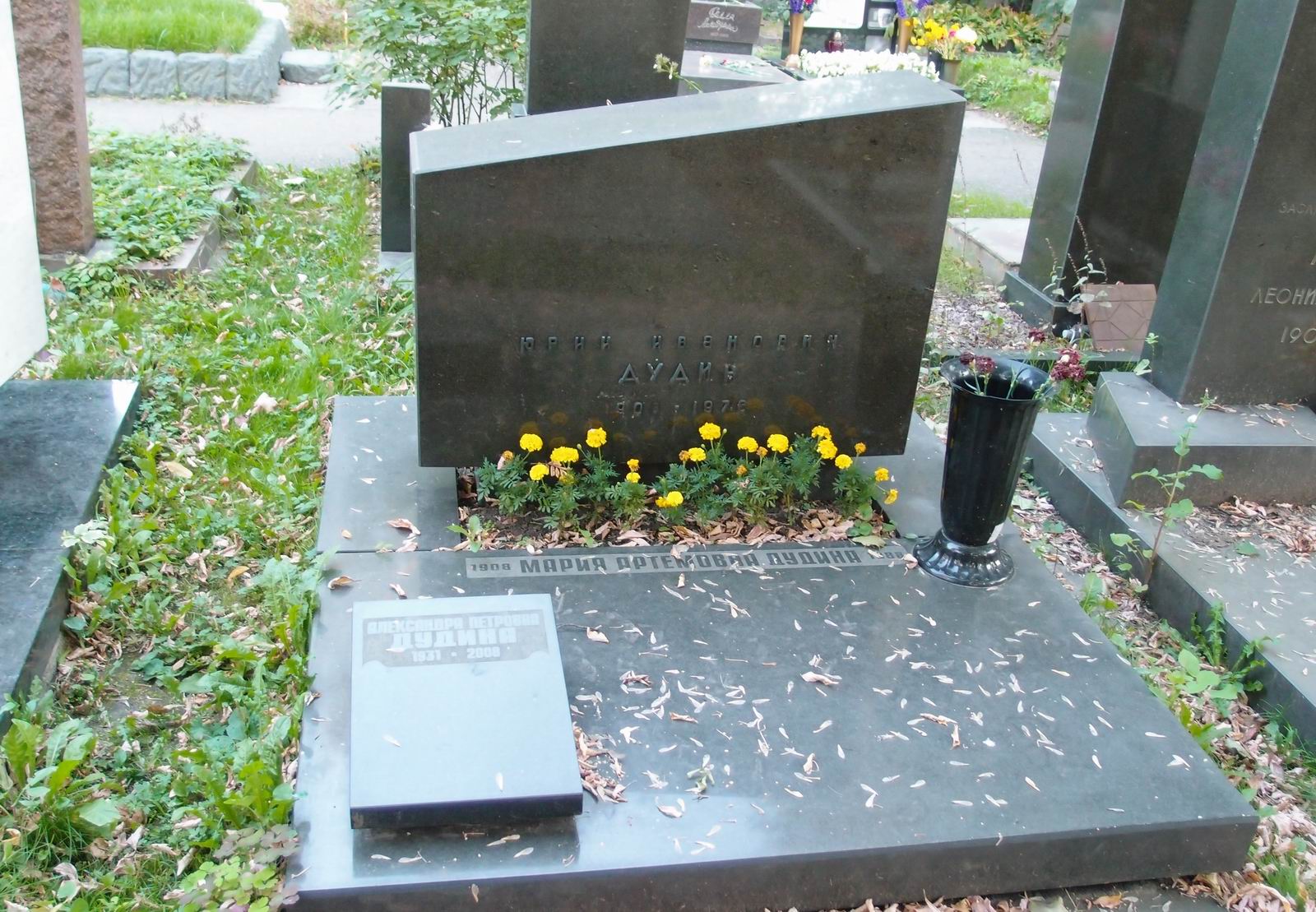 Памятник на могиле Дудина Ю.И. (1906-1976), на Новодевичьем кладбище (9-2-13).