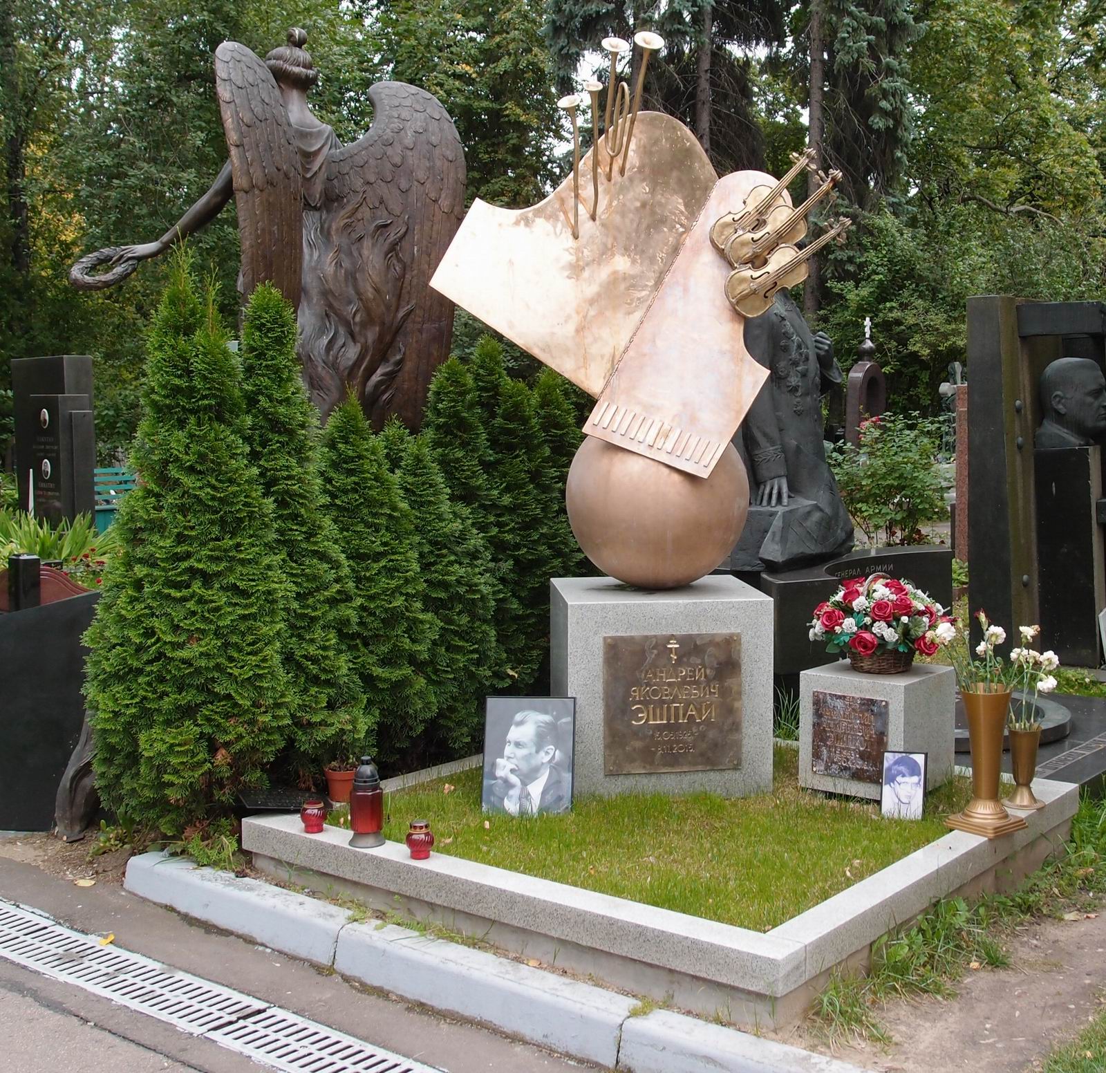 Памятник на могиле Эшпая А.Я. (1925–2015), на Новодевичьем кладбище (9–2–17).