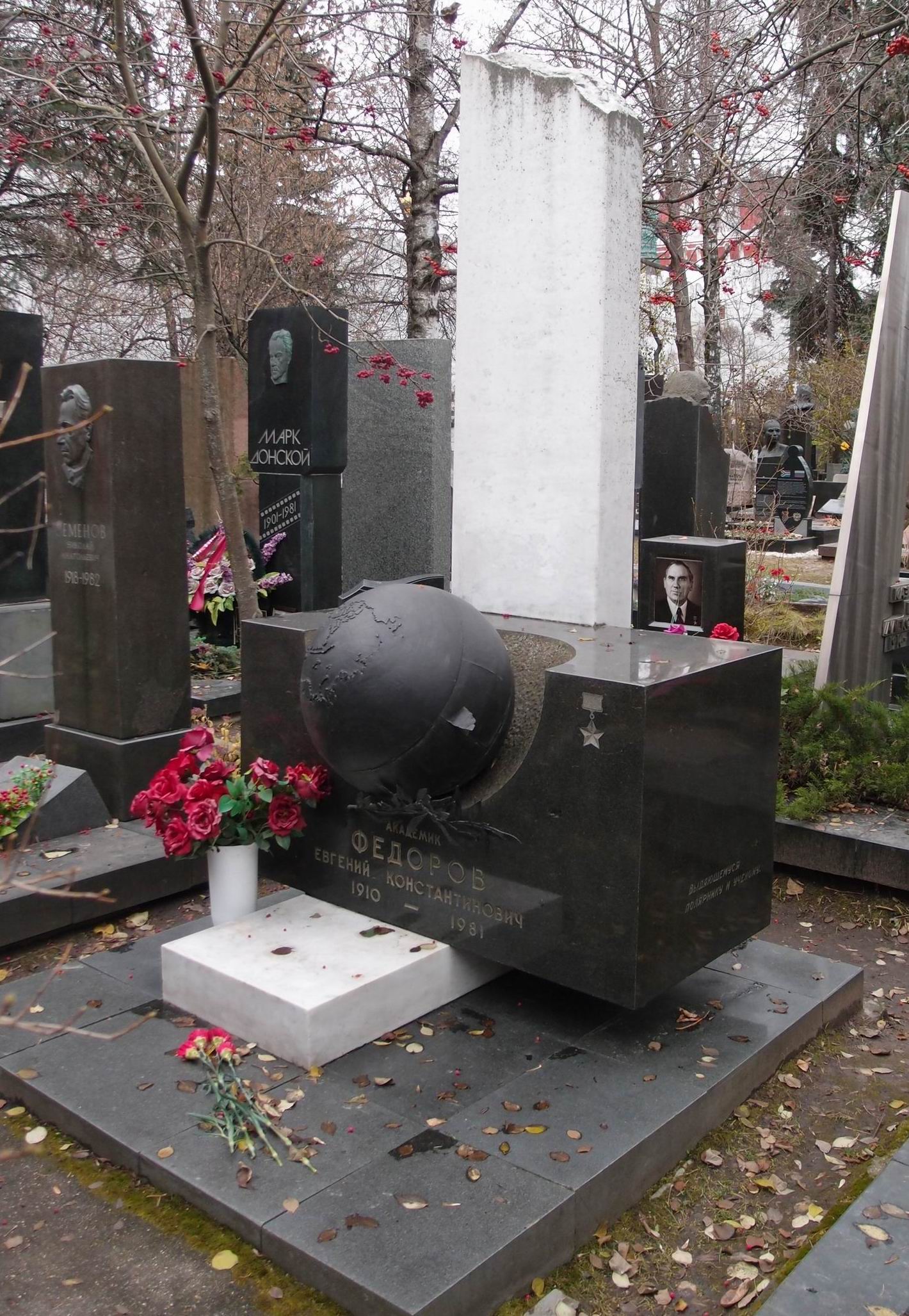 Памятник на могиле Фёдорова Е.К. (1910-1981), ск. Е.Елагина, на Новодевичьем кладбище (9-8-4).