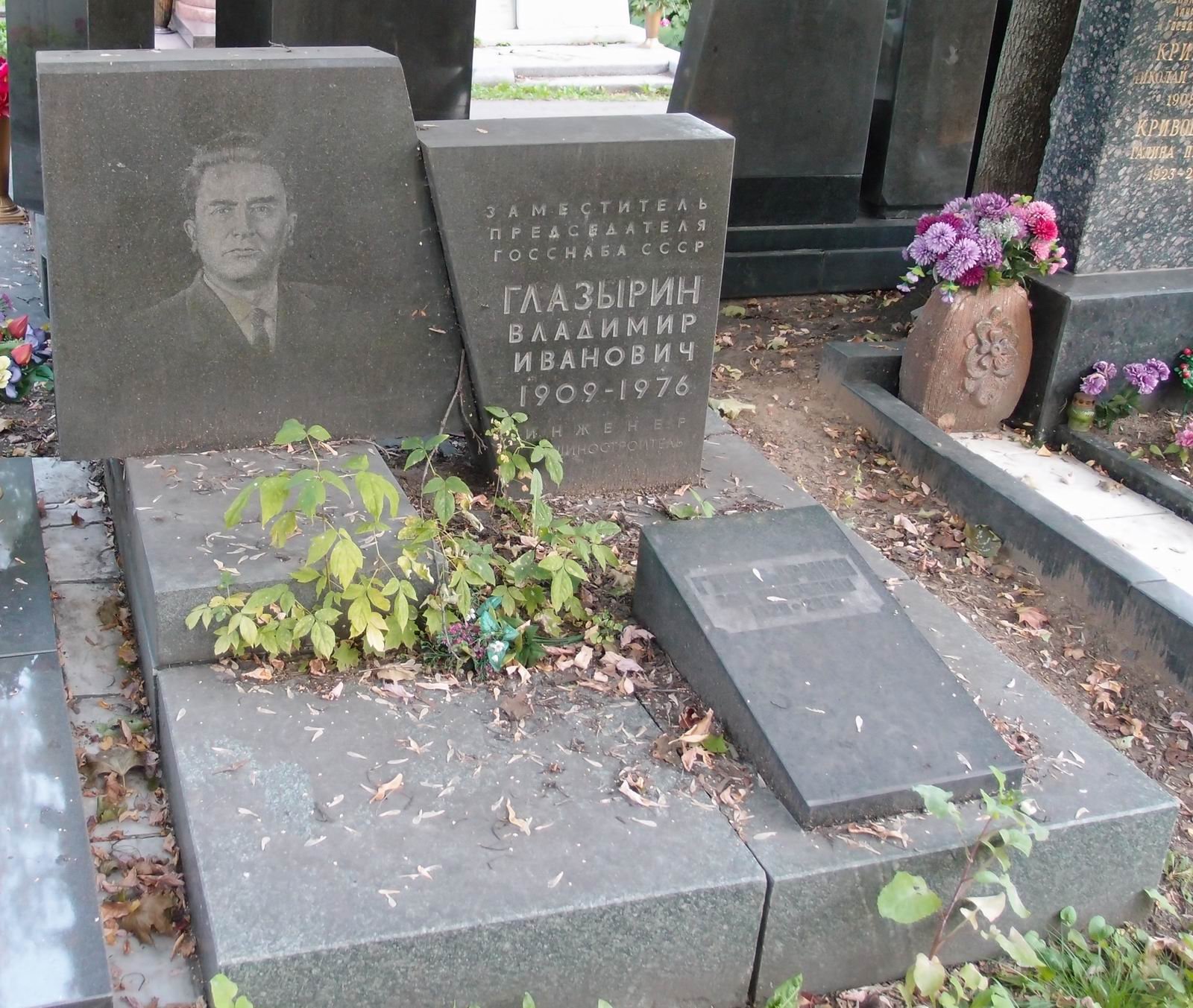 Памятник на могиле Глазырина В.И. (1909–1976), на Новодевичьем кладбище (9–2–10).