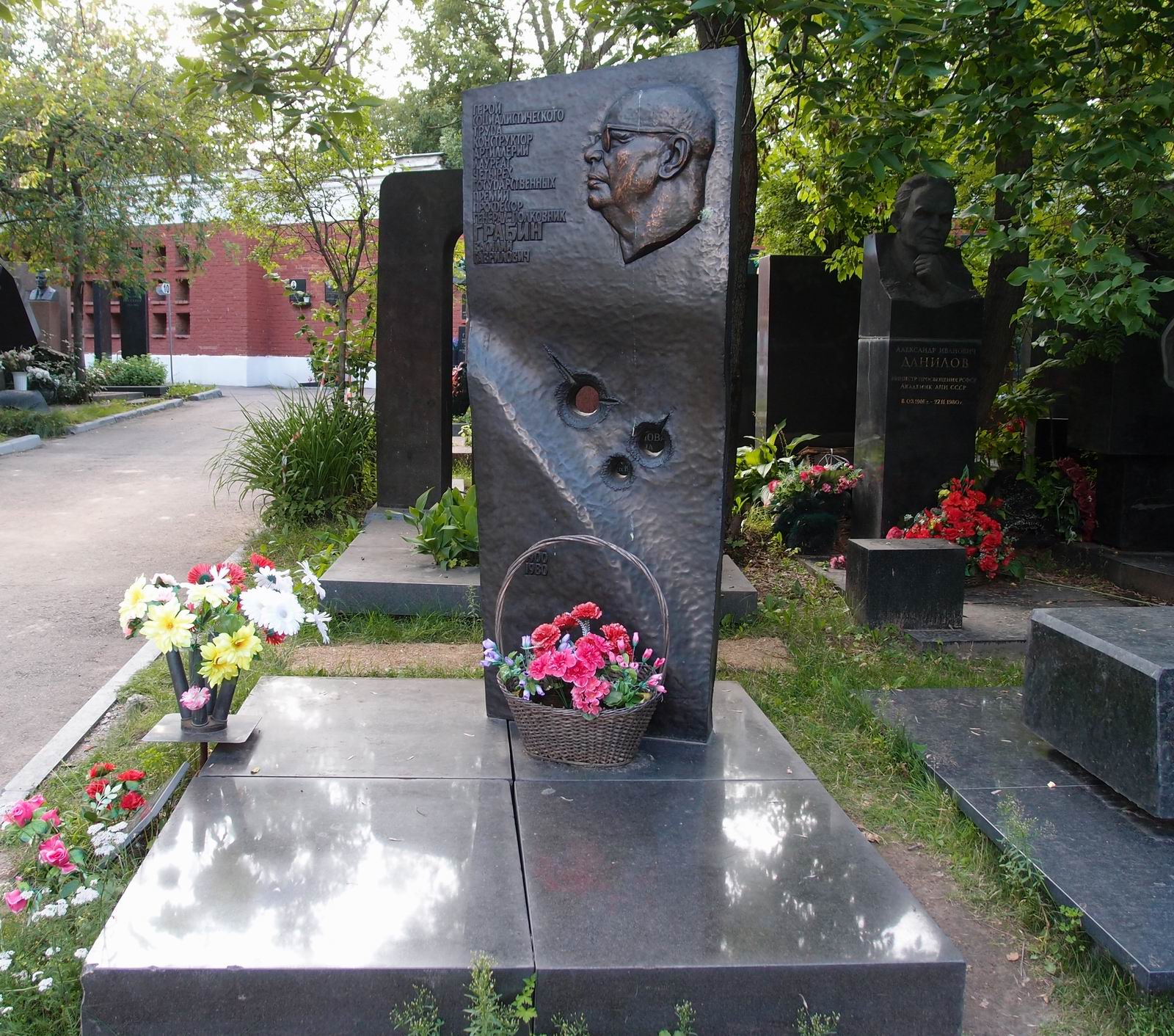Памятник на могиле Грабина В.Г. (1900–1980), ск. Л.Рябцев, арх. Е.Ефремов, на Новодевичьем кладбище (9–5–1).