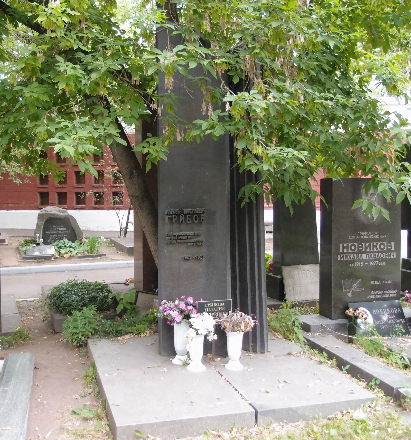 Памятник на могиле Грибова А.Н. (1902–1977), на Новодевичьем кладбище (9–3–13).