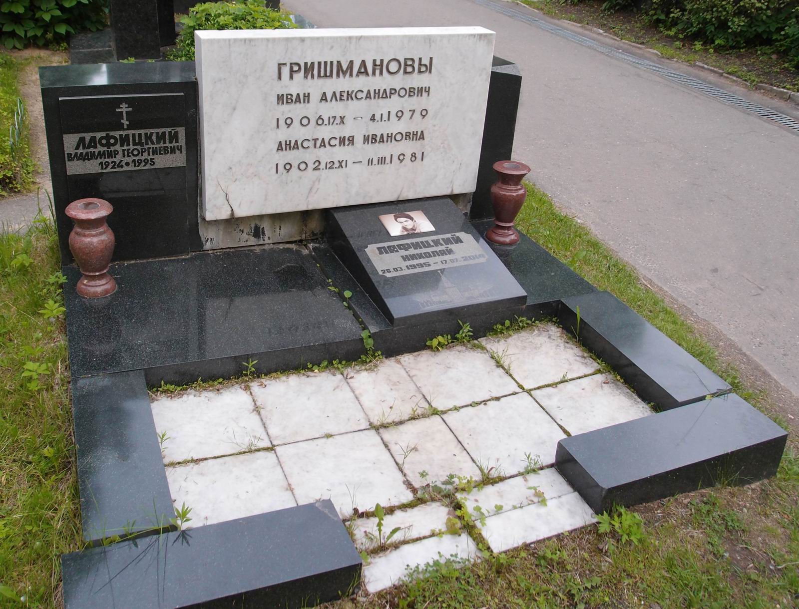 Памятник на могиле Гришманова И.А. (1906-1979), арх. И.Анисимова, на Новодевичьем кладбище (9-3-1).