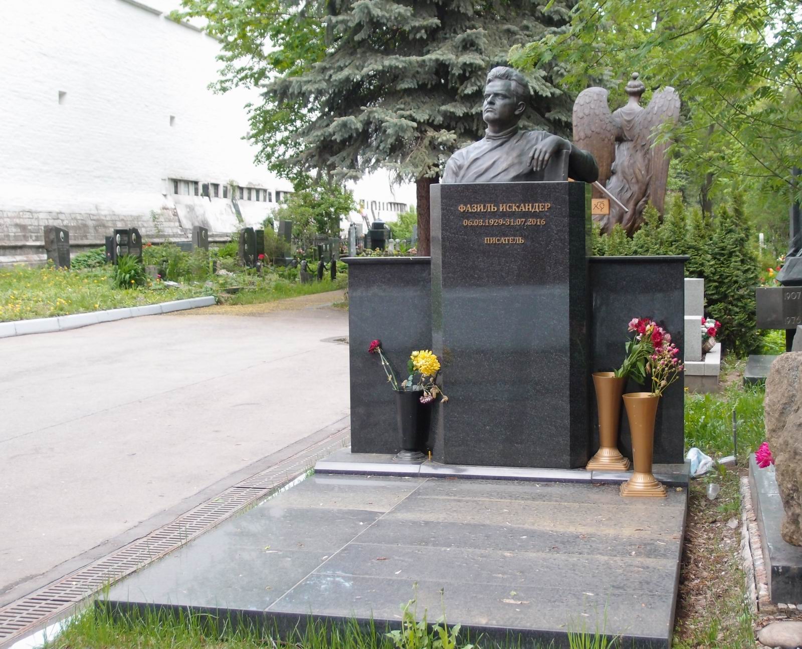 Памятник на могиле Искандера Ф.А. (1929-2016), на основе скульптуры 1966, ск. М.Эшба, на Новодевичьем кладбище (9-4-7). Нажмите левую кнопку мыши чтобы увидеть фрагмент памятника.