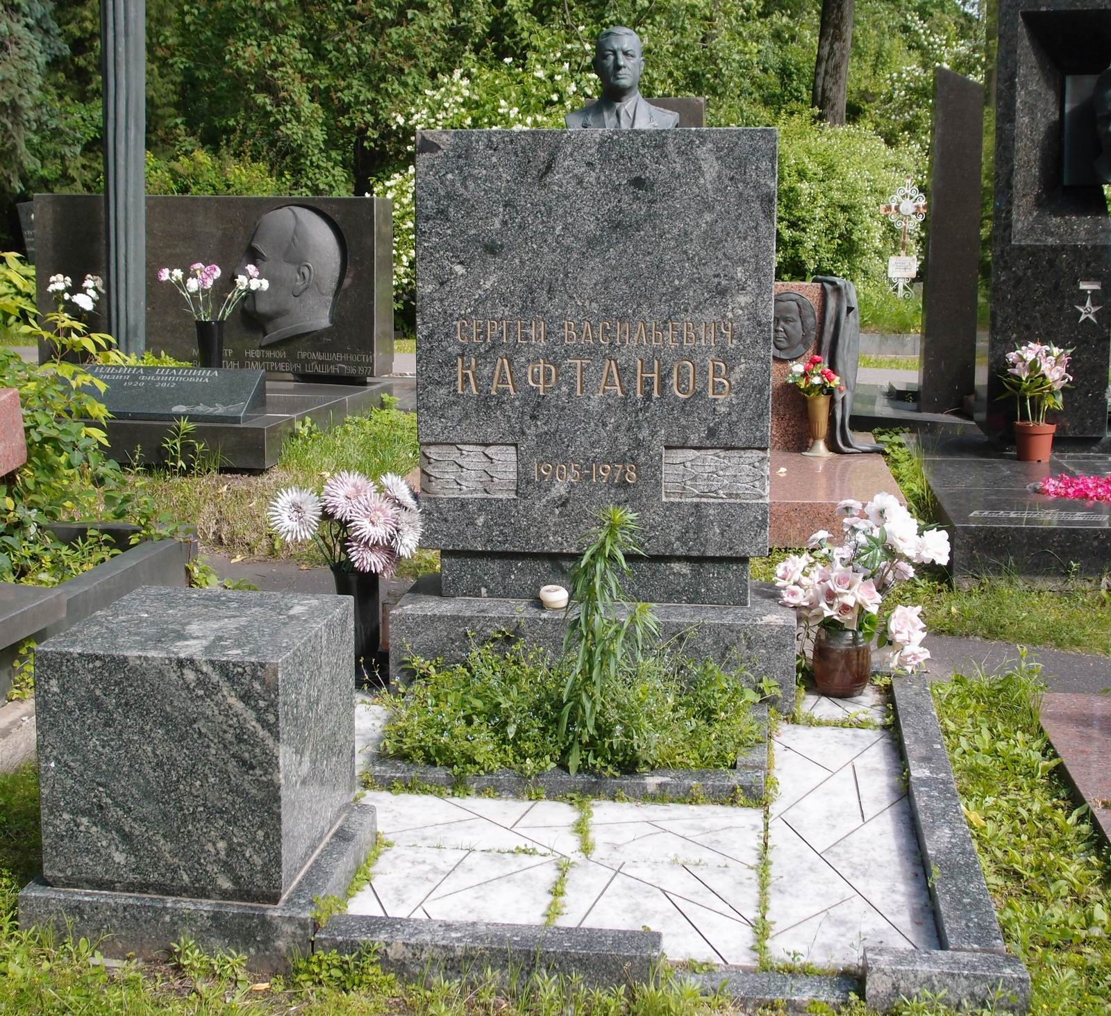 Памятник на могиле Кафтанова С.В. (1905–1978), арх. В.Либсон, на Новодевичьем кладбище (9–3–4).