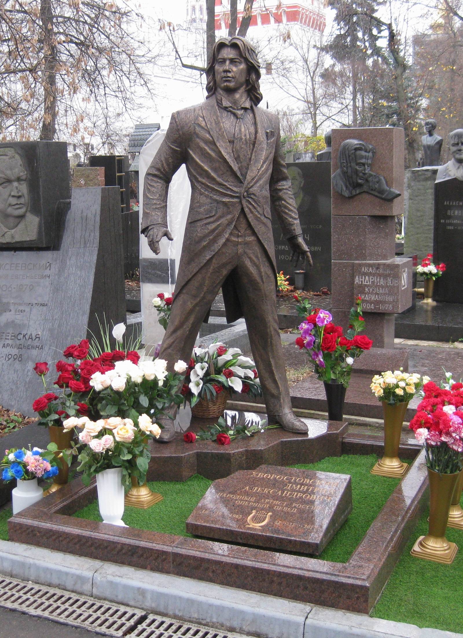 Памятник на могиле Хворостовского Д.А. (1962-2017), ск. В.И.Усов, на Новодевичьем кладбище (9-4-1).