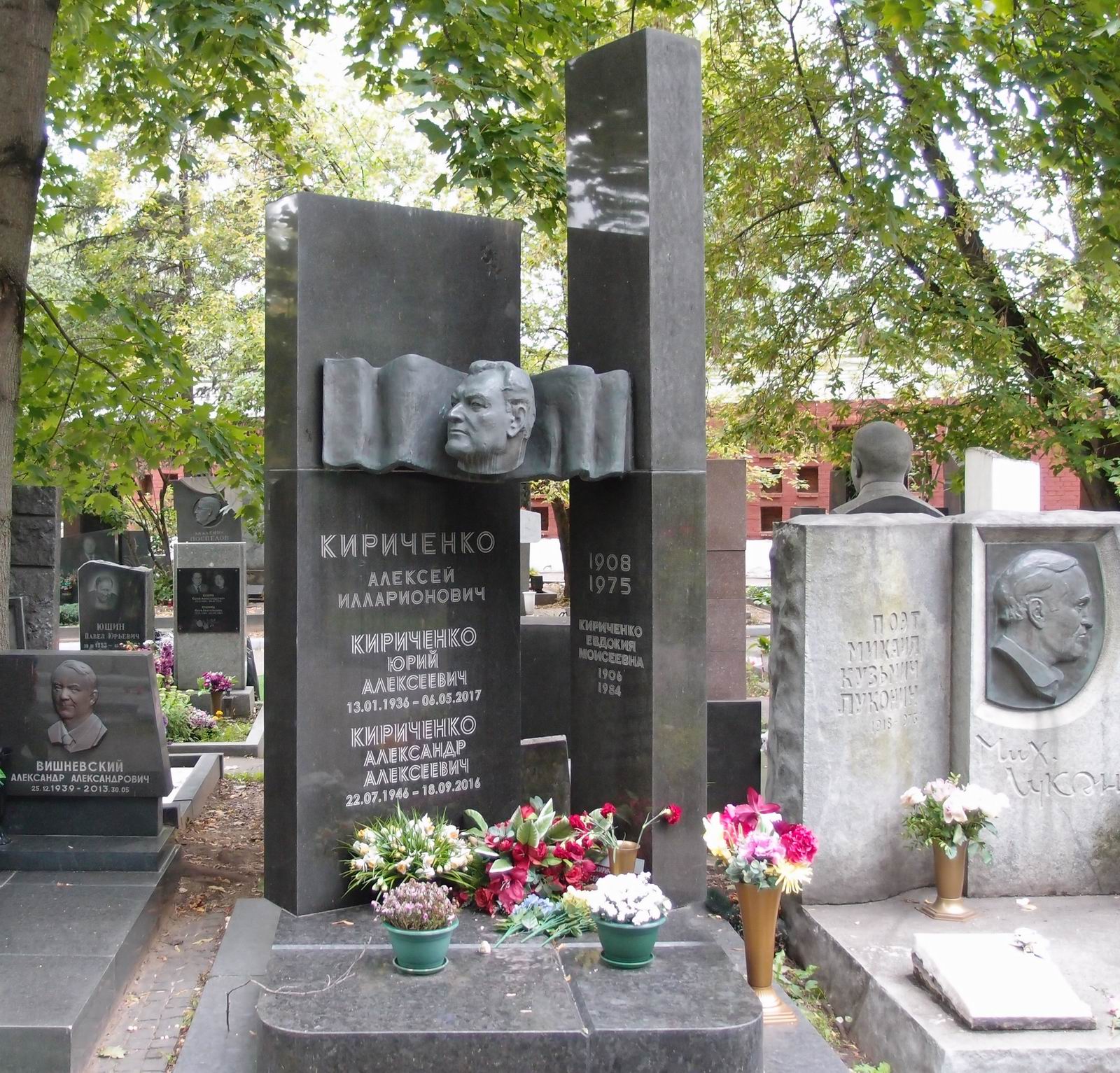 Памятник на могиле Кириченко А.И. (1908–1975), ск. В.Шелов, арх. И.Студеникин, на Новодевичьем кладбище (9–1–10).