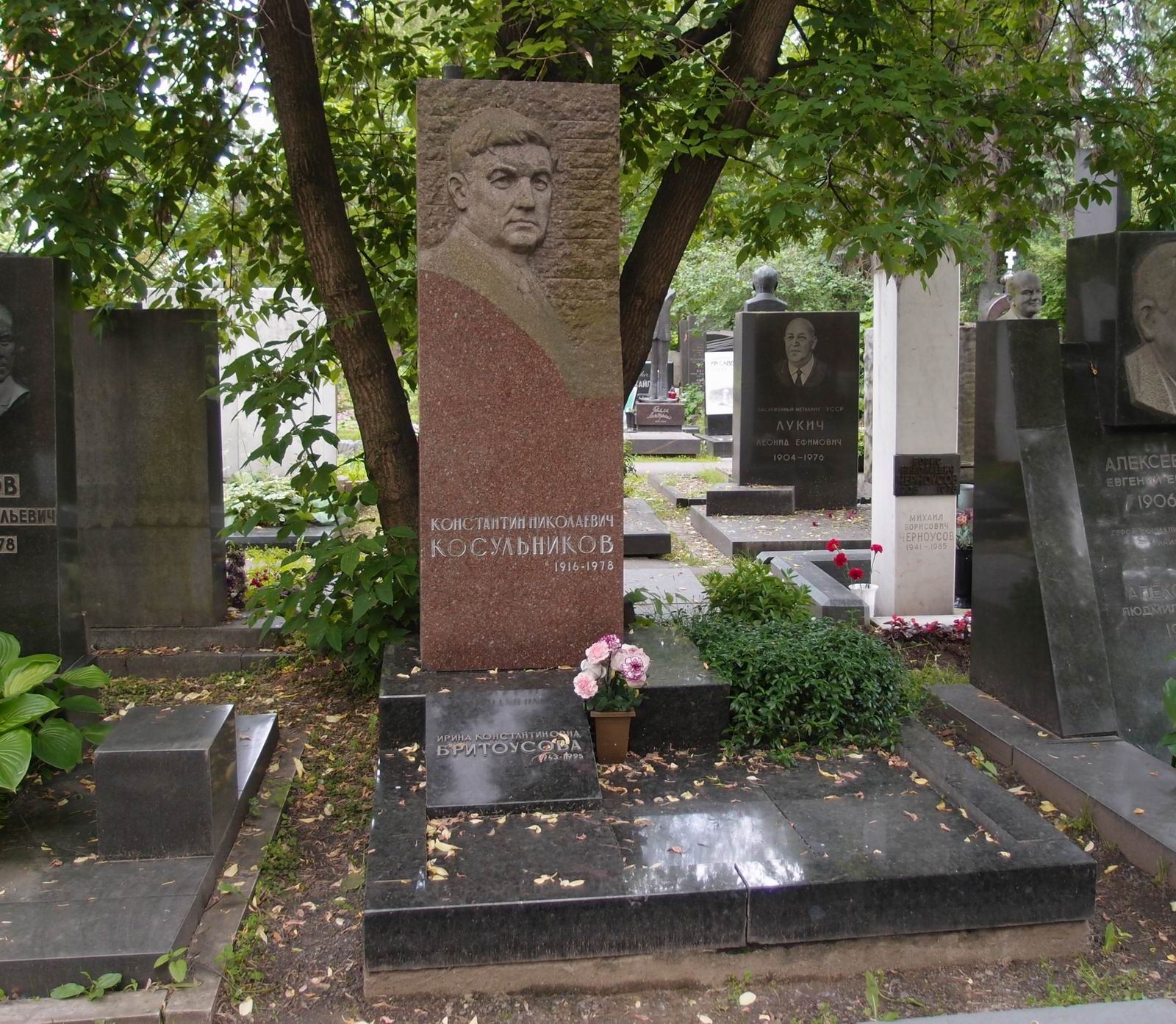 Памятник на могиле Косульникова К.Н. (1916–1978), ск. Б.Едунов, арх. М.Насекин, на Новодевичьем кладбище (9–4–3).