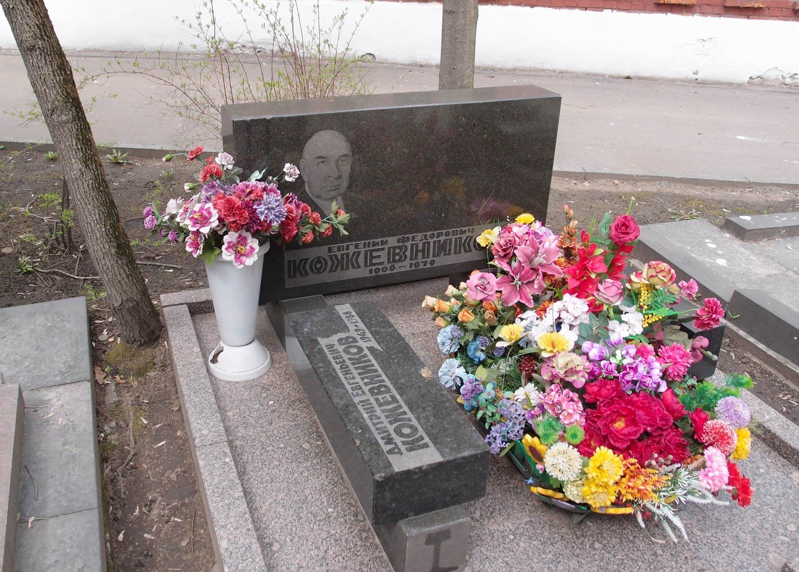 Памятник на могиле Кожевникова Е.Ф. (1906-1979), на Новодевичьем кладбище (9-6-11).