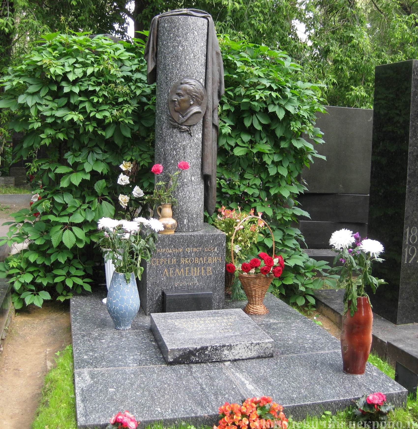Памятник на могиле Лемешева С.Я. (1902–1977), ск. М.Аникушин, арх. С.Михайлов, на Новодевичьем кладбище (9–2–2). Нажмите левую кнопку мыши чтобы увидеть фрагменты памятника.