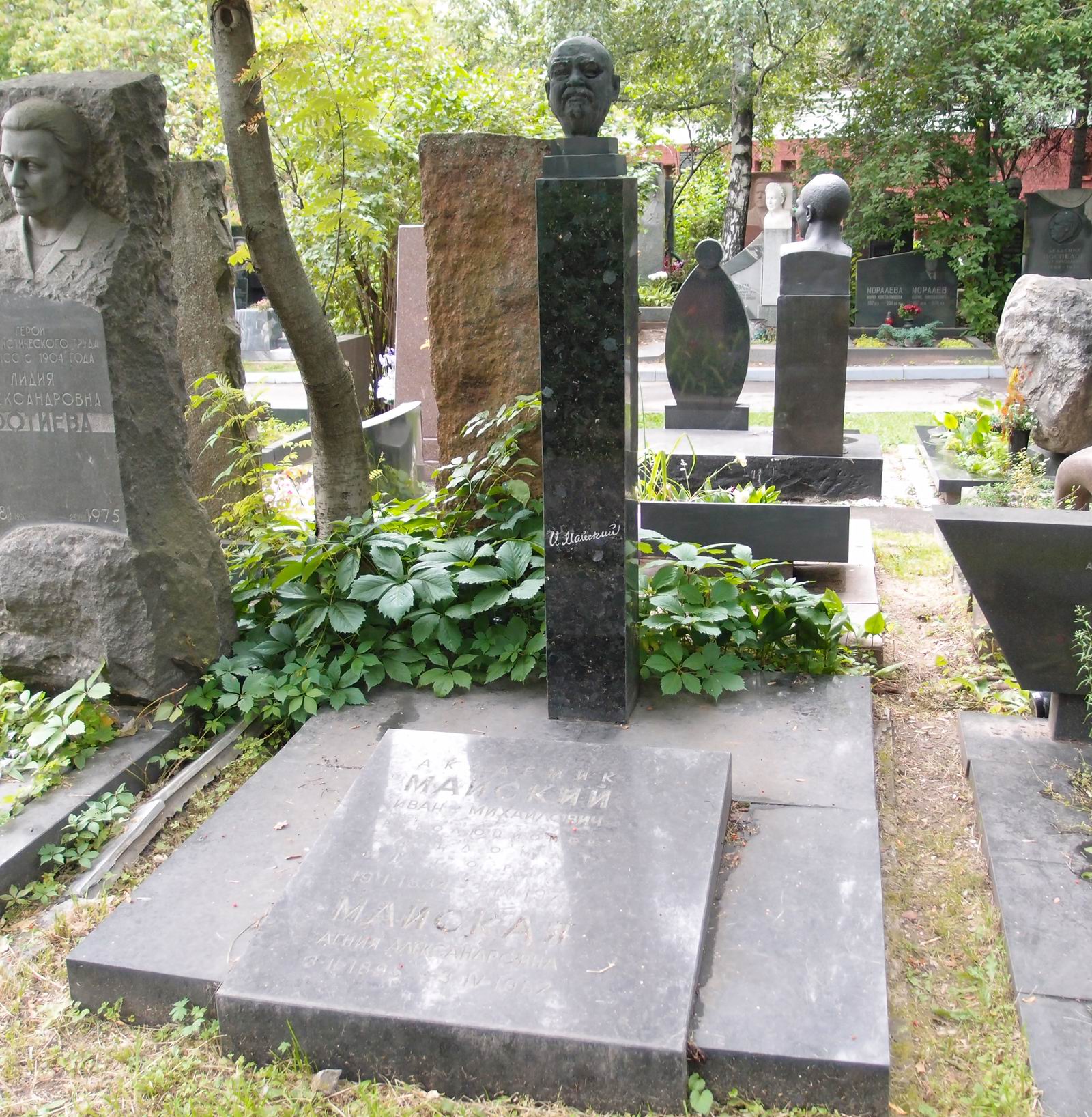 Памятник на могиле Майского И.М. (1884-1975), ск. Н.Никогосян, арх. Т.Никогосян, на Новодевичьем кладбище (9-1-7). Нажмите левую кнопку мыши чтобы увидеть фрагмент памятника.