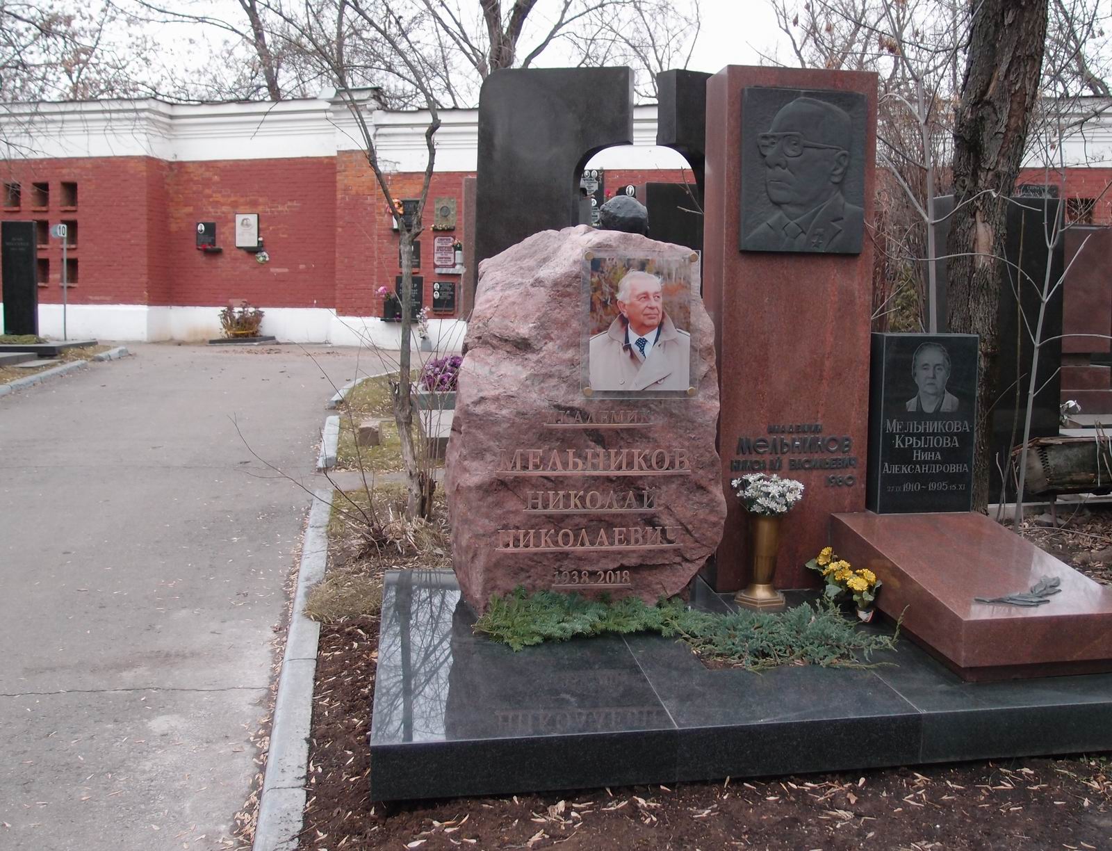 Памятник на могиле Мельникова Н.В. (1909–1980), на Новодевичьем кладбище (9–6–1). Нажмите левую кнопку мыши чтобы увидеть фрагмент памятника.
