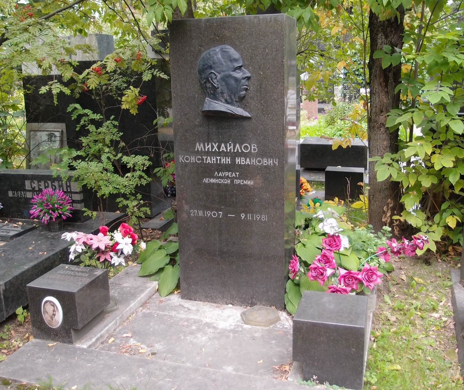 Памятник на могиле Михайлова К.И. (1907-1981), ск. В.Малашкина по проекту С.Шапошникова, на Новодевичьем кладбище (9-7-2).