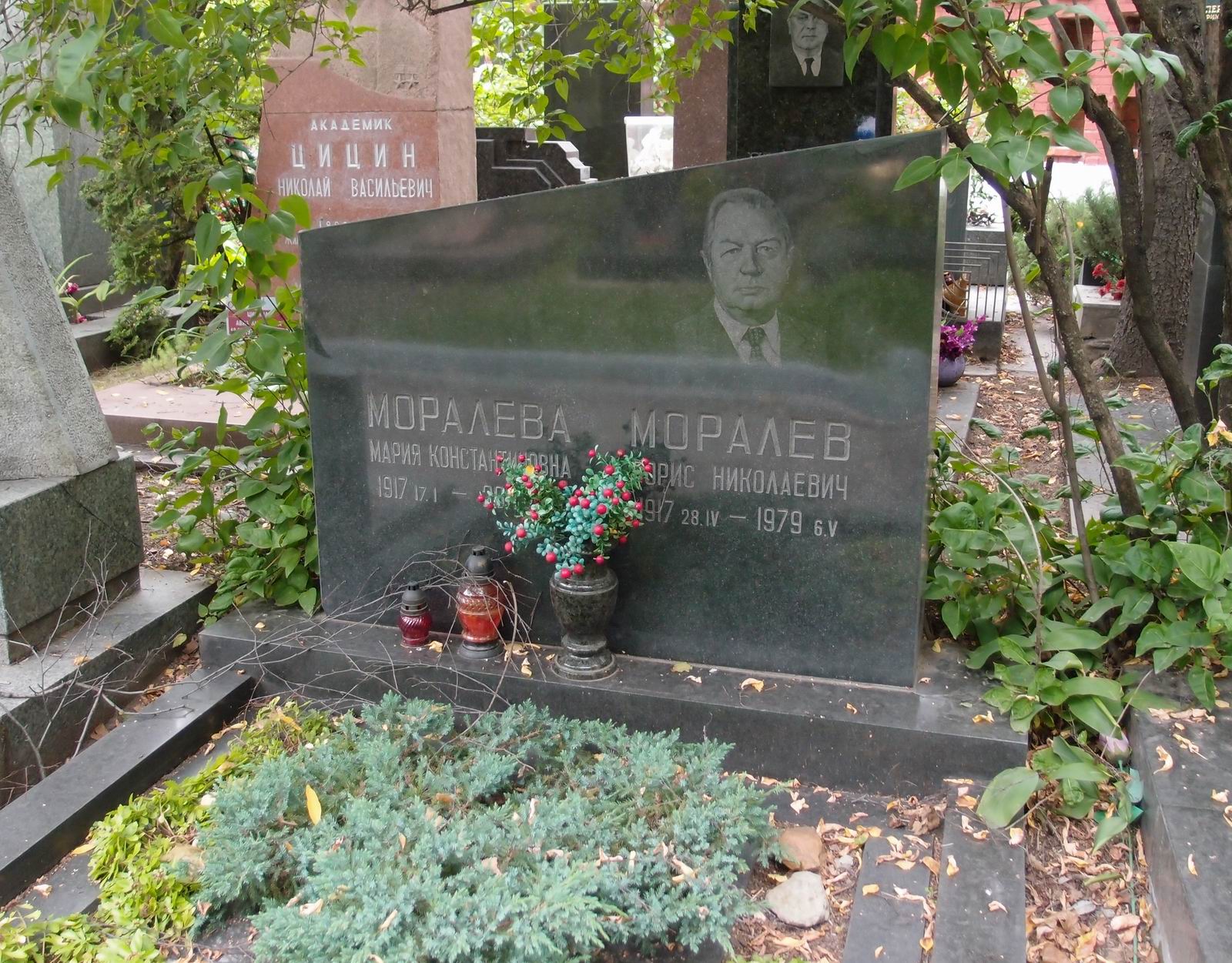 Памятник на могиле Моралёва Б.Н. (1917-1979), на Новодевичьем кладбище (9-5-8).