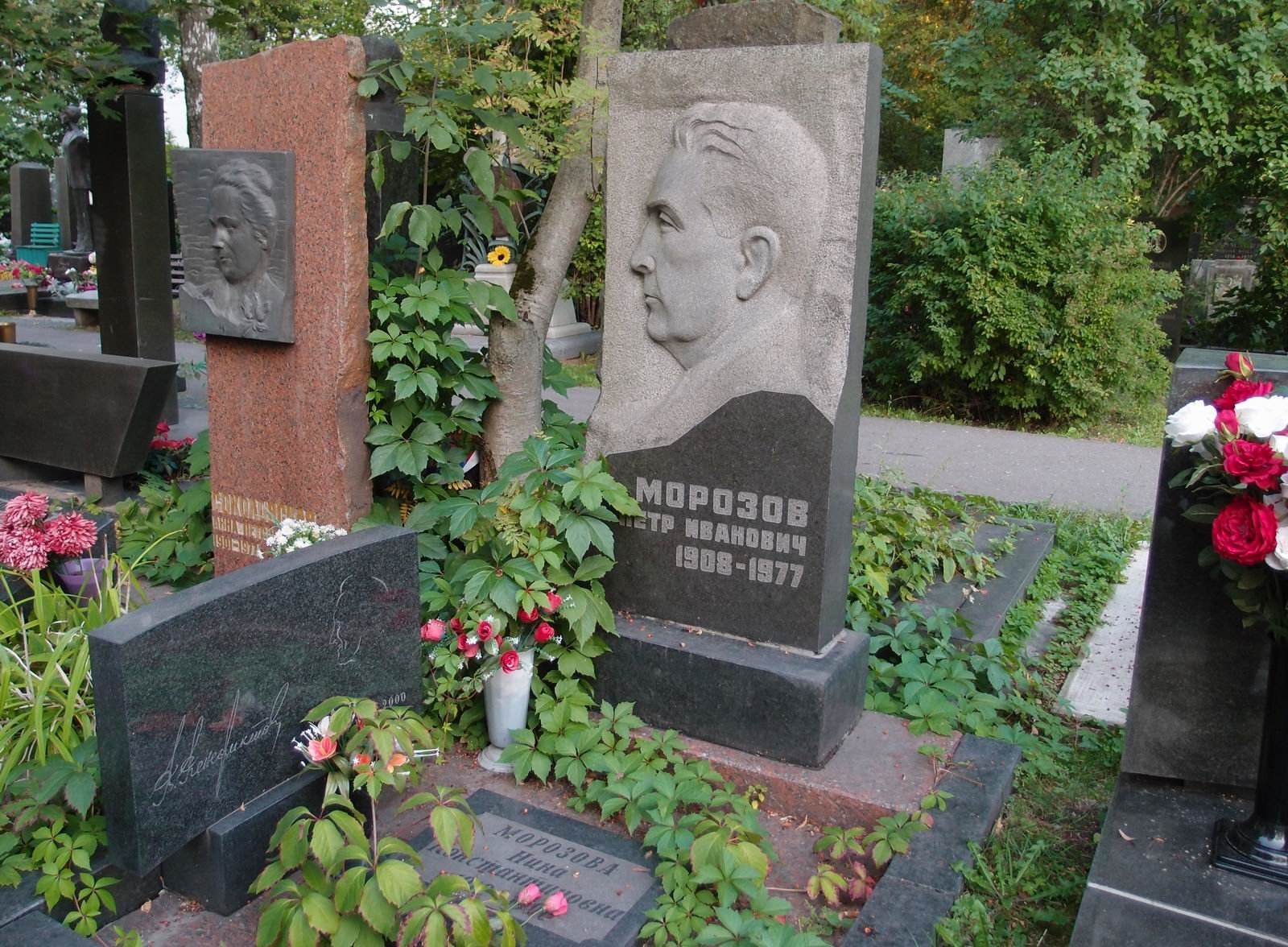 Памятник на могиле Морозова П.И. (1908–1977), на Новодевичьем кладбище (9–2–6).