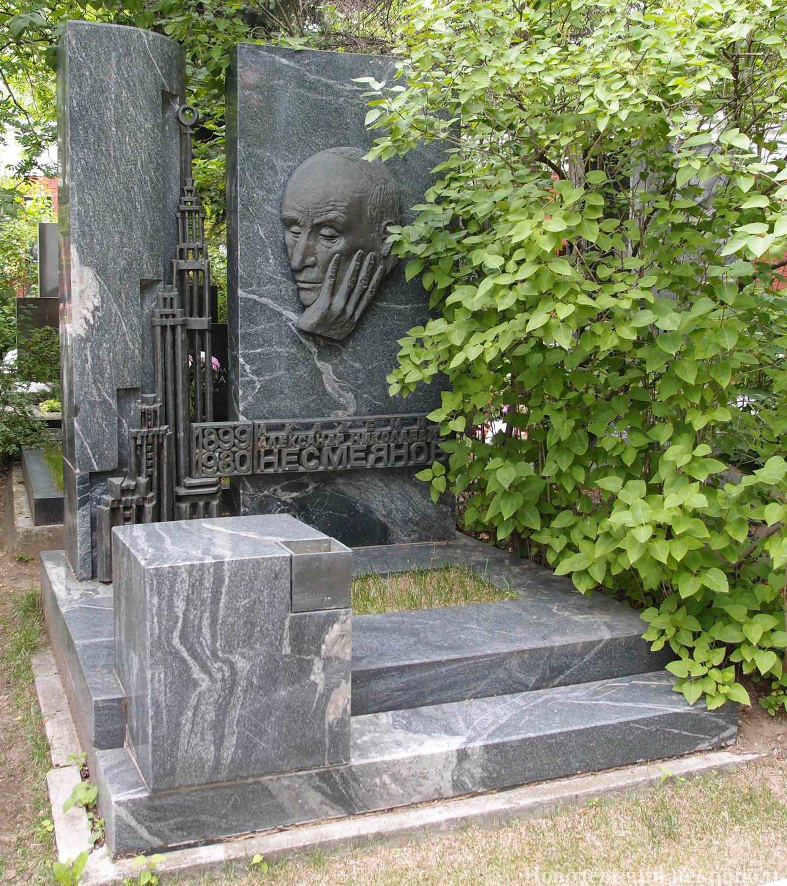 Памятник на могиле Несмеянову А.Н. (1899–1980), ск. В.Бубнов, арх. М.Синев, на Новодевичьем кладбище (9–5–4).