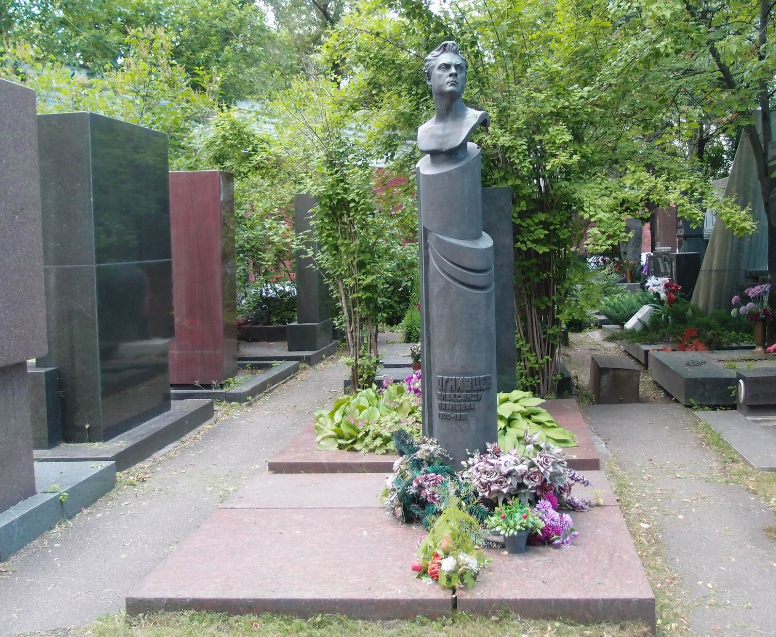 Памятник на могиле Огнивцева А.П. (1920-1981), ск. Н.Алексеева, арх. В.Егерев, на Новодевичьем кладбище (9-8-1).