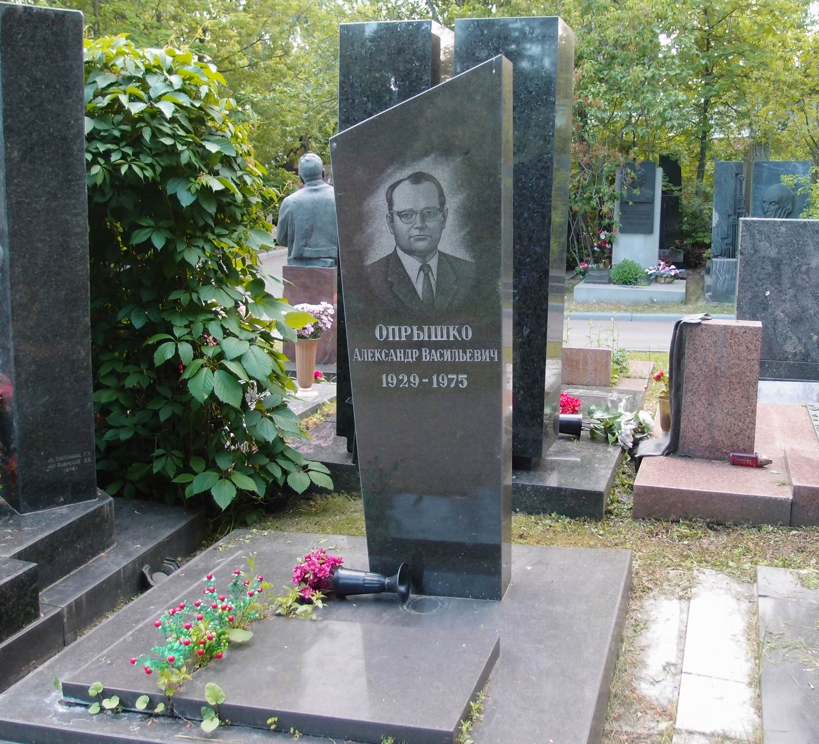 Памятник на могиле Опрышко А.В. (1929–1975), на Новодевичьем кладбище (9–1–3).
