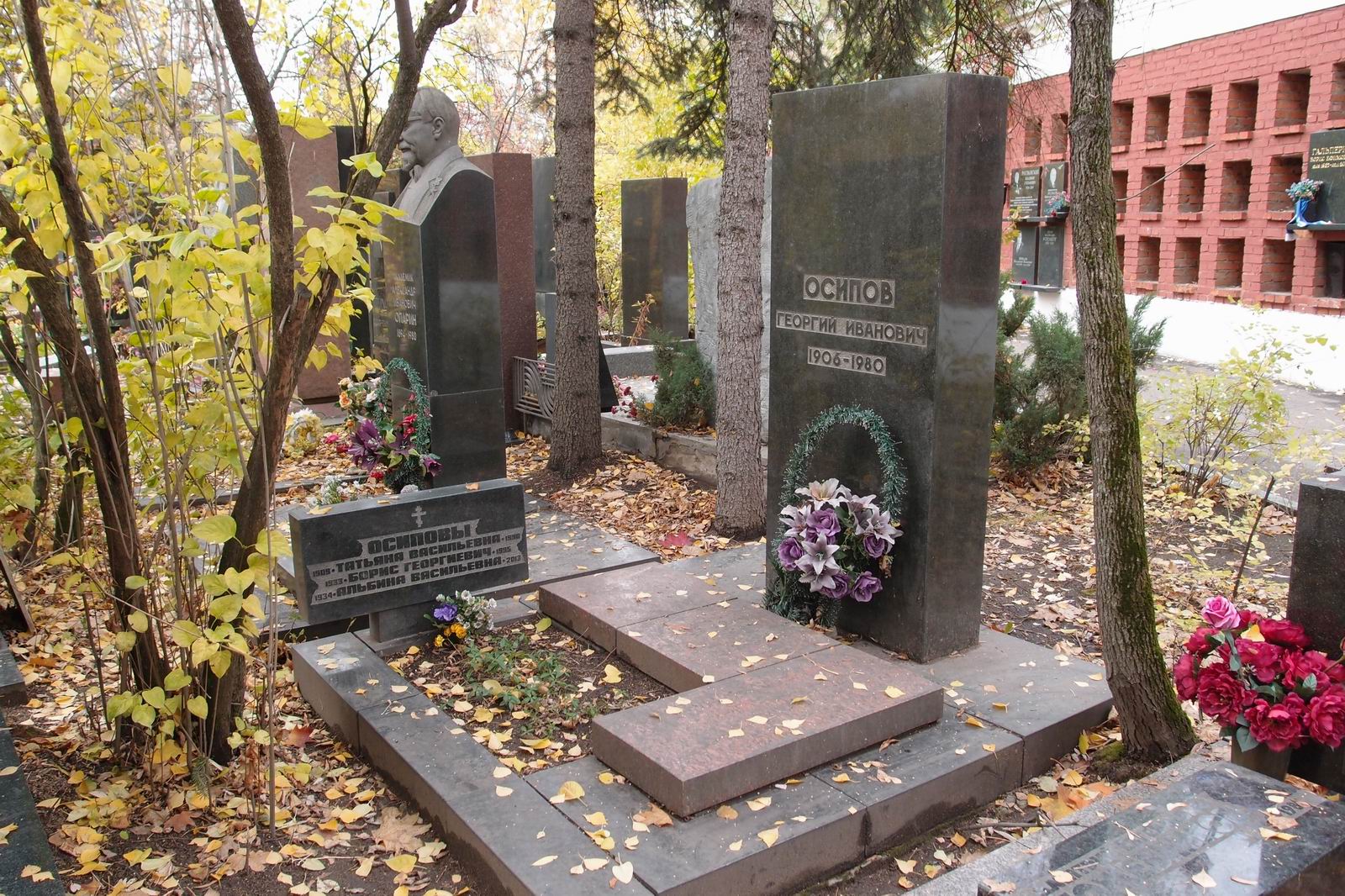 Памятник на могиле Осипова Г.И. (1906-1980), на Новодевичьем кладбище (9-6-10).