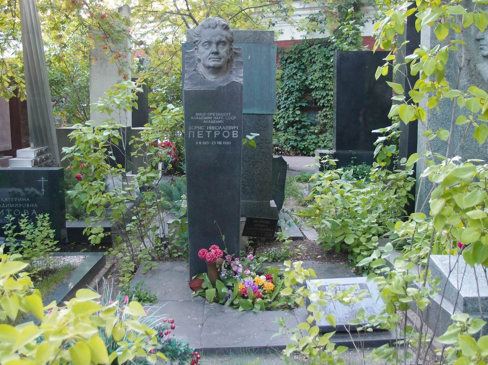 Памятник на могиле Петрова Б.Н. (1913–1980), на Новодевичьем кладбище (9–6–5).