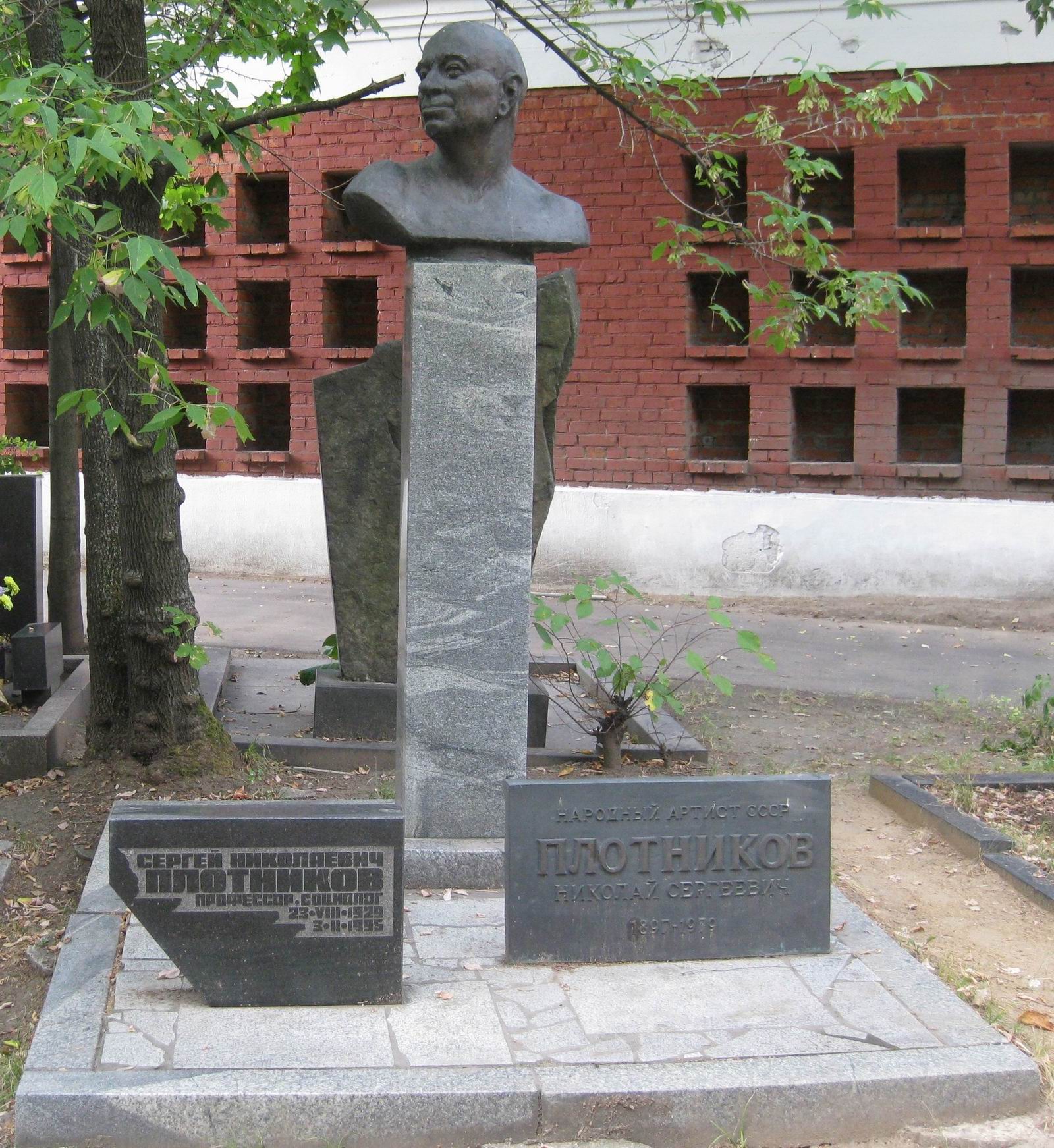 Памятник на могиле Плотникова Н.С. (1897–1979), ск. А.Казачек, на Новодевичьем кладбище (9–5–12).