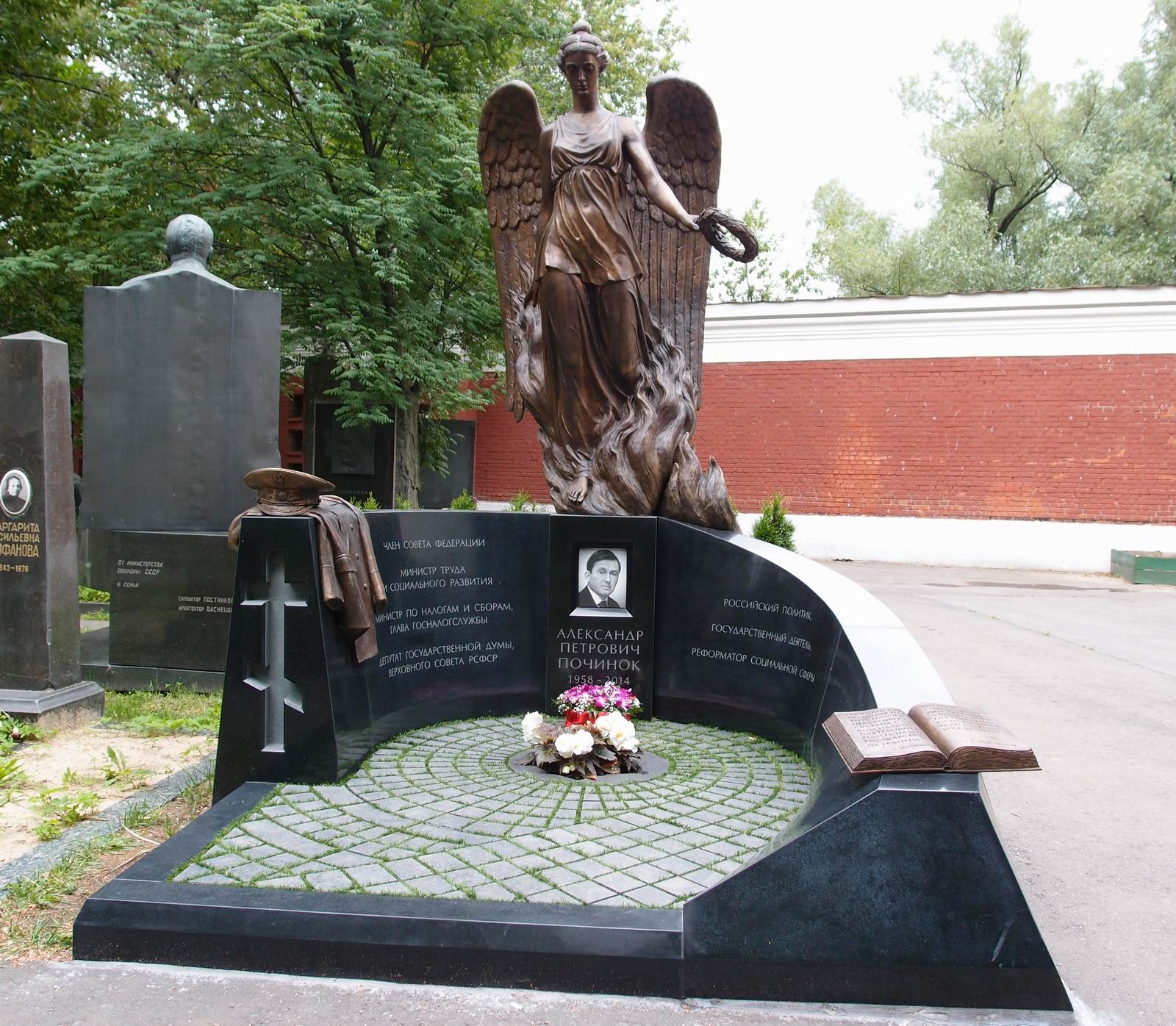 Памятник на могиле Починка А.П. (1958–2014), ск. В.Белых, на Новодевичьем кладбище (9–1–17).