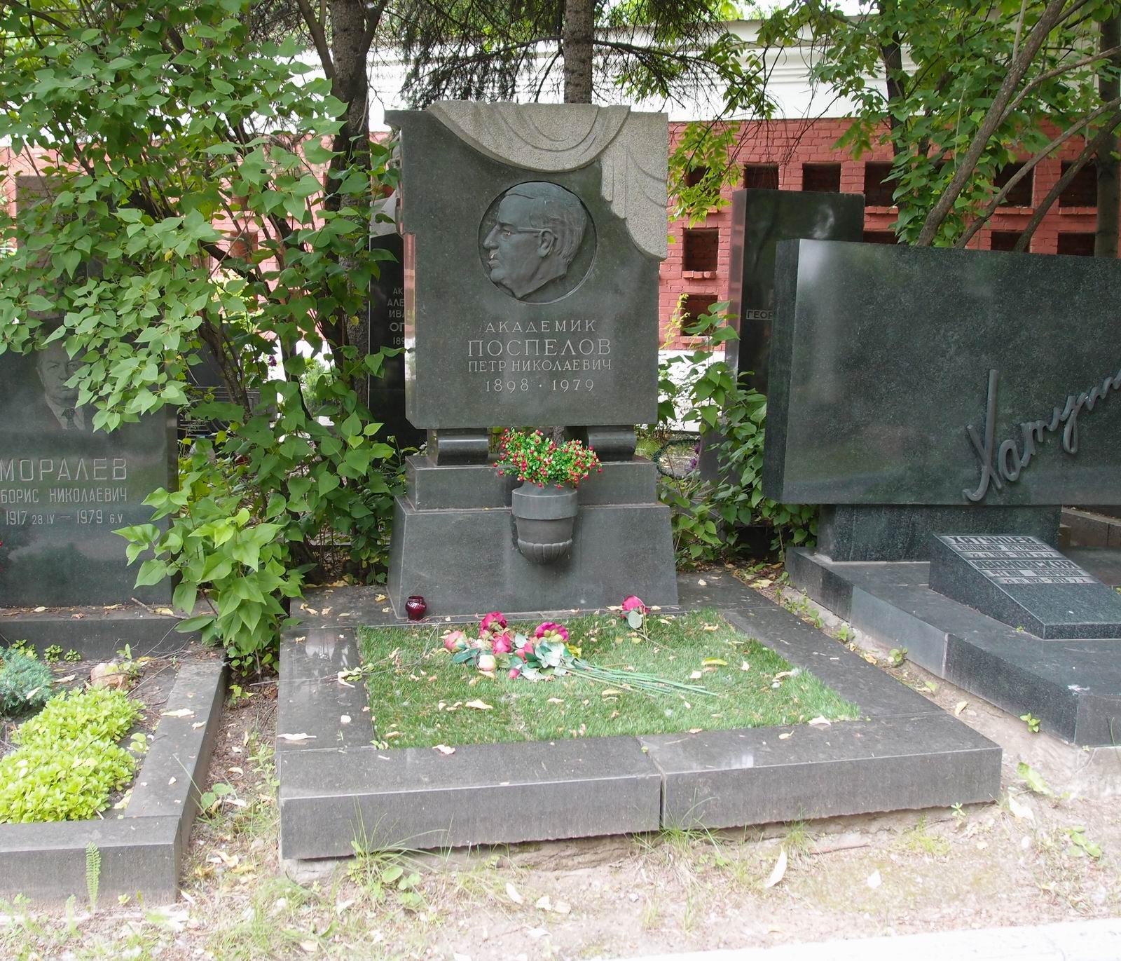Памятник на могиле Поспелова П.Н. (1898-1979), ск. П.Шапиро, на Новодевичьем кладбище (9-5-9).
