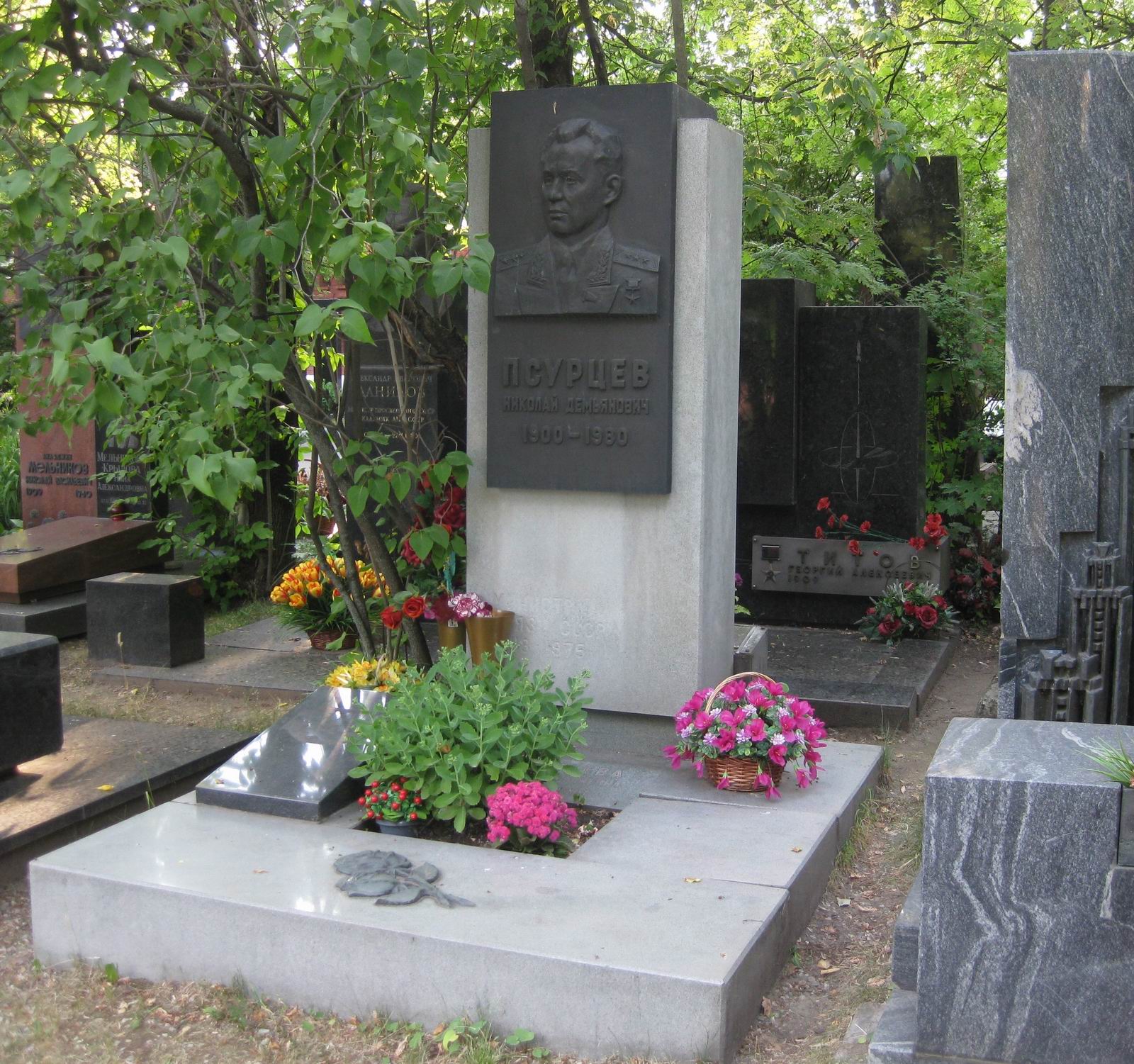 Памятник на могиле Псурцева Н.Д. (1900–1980), ск. К.Биткин, арх. А.Котырев, на Новодевичьем кладбище (9–5–3).