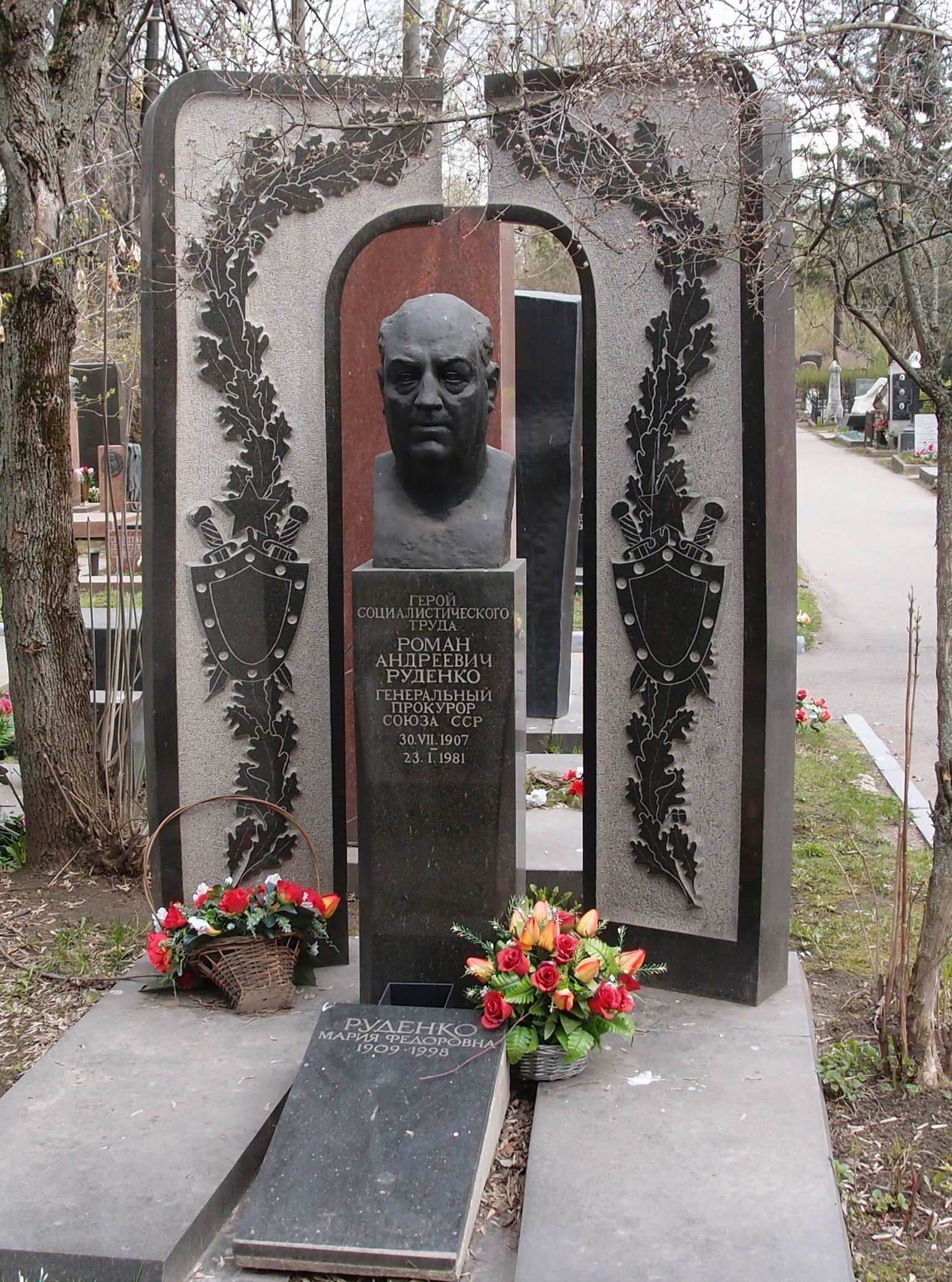 Памятник на могиле Руденко Р.А. (1907-1981), ск. А.Бичуков, арх. И.Воскресенский, на Новодевичьем кладбище (9-7-1).