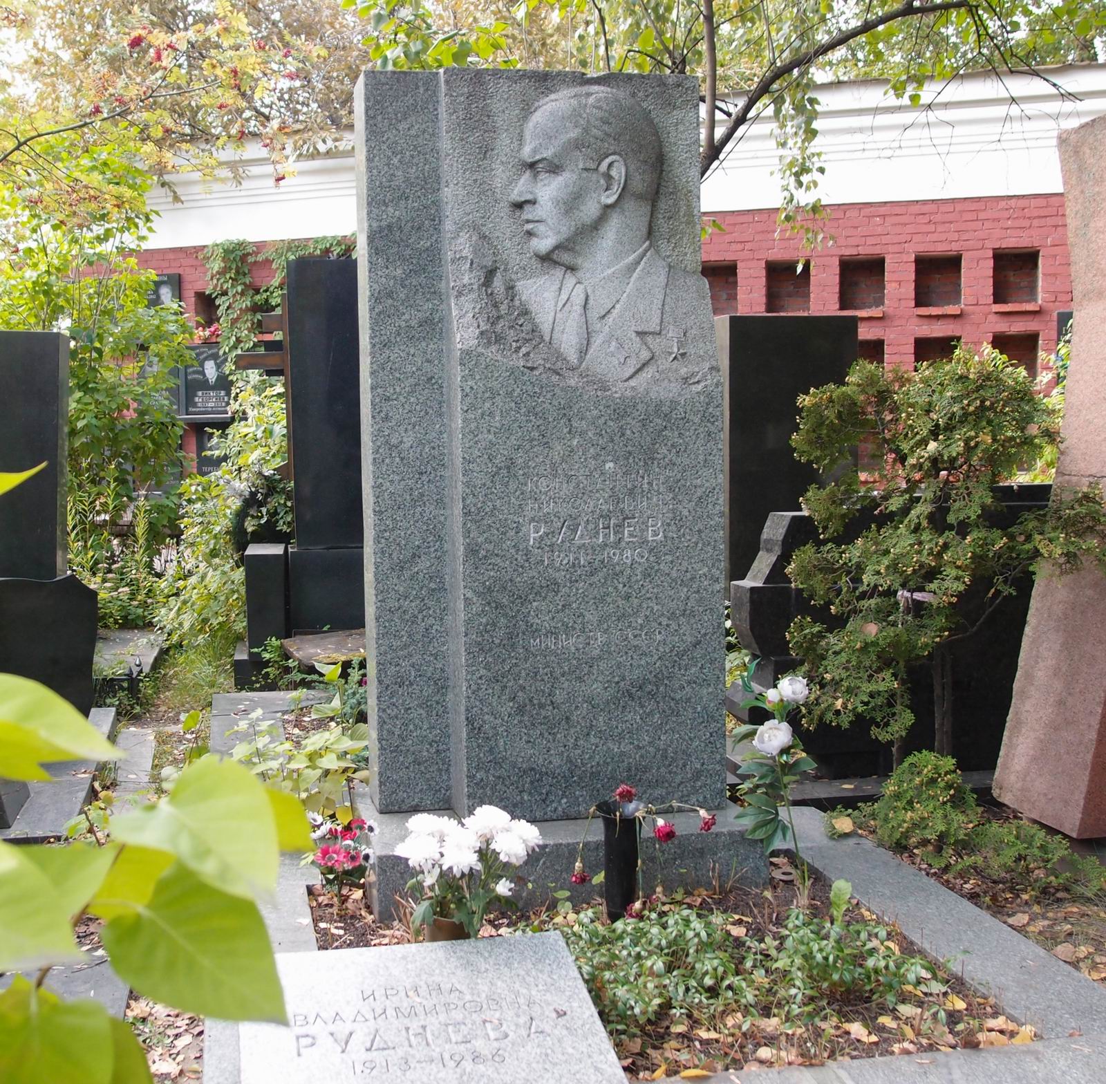Памятник на могиле Руднева К.Н. (1911-1980), ск. Н.Саркисов, арх. И.Былинкин, на Новодевичьем кладбище (9-6-6). Нажмите левую кнопку мыши чтобы увидеть фрагмент памятника.