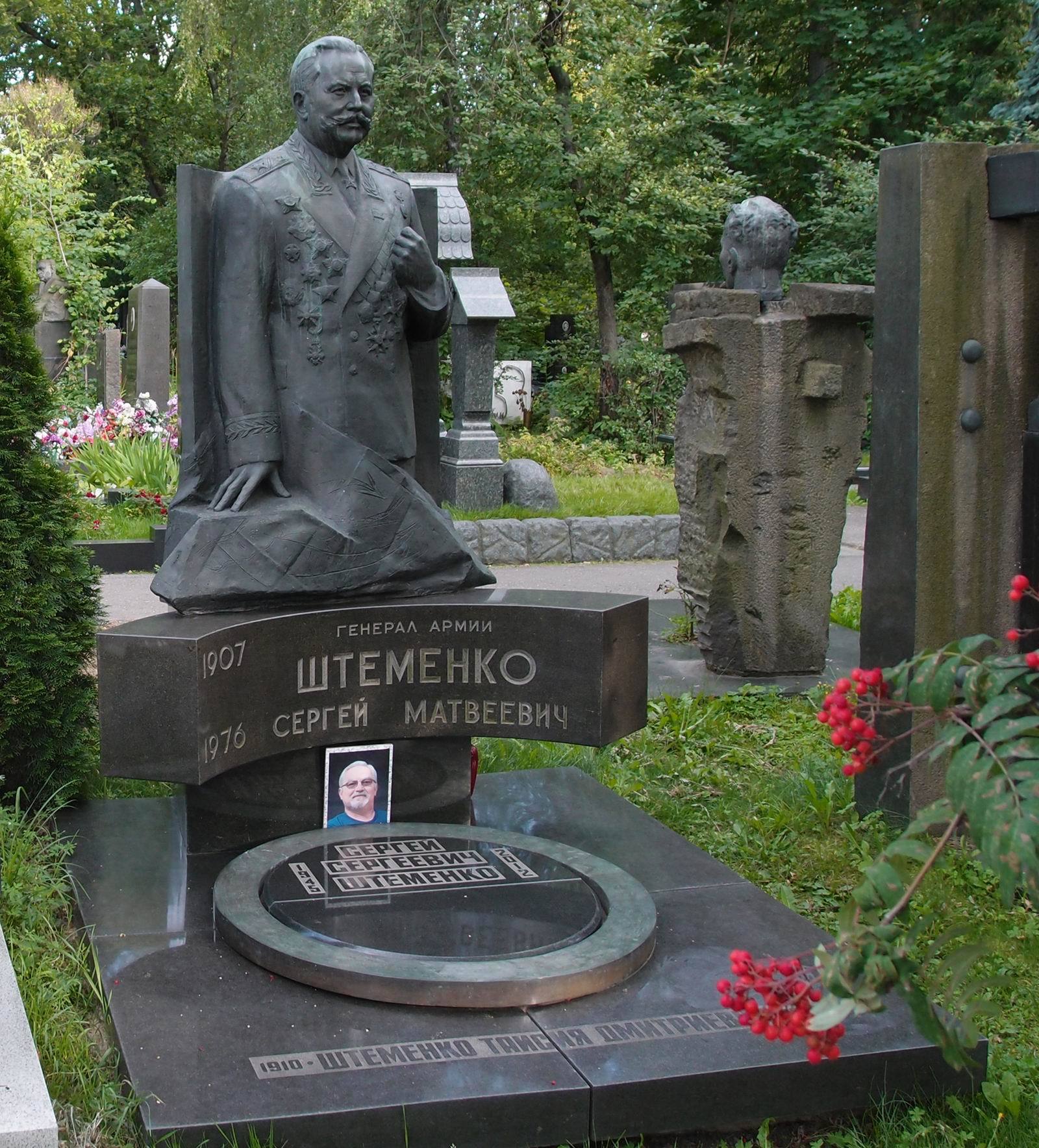 Памятник на могиле Штеменко С.М. (1907-1976), ск. Г.Постников, арх. В.Васнецов, на Новодевичьем кладбище (9-2-16).