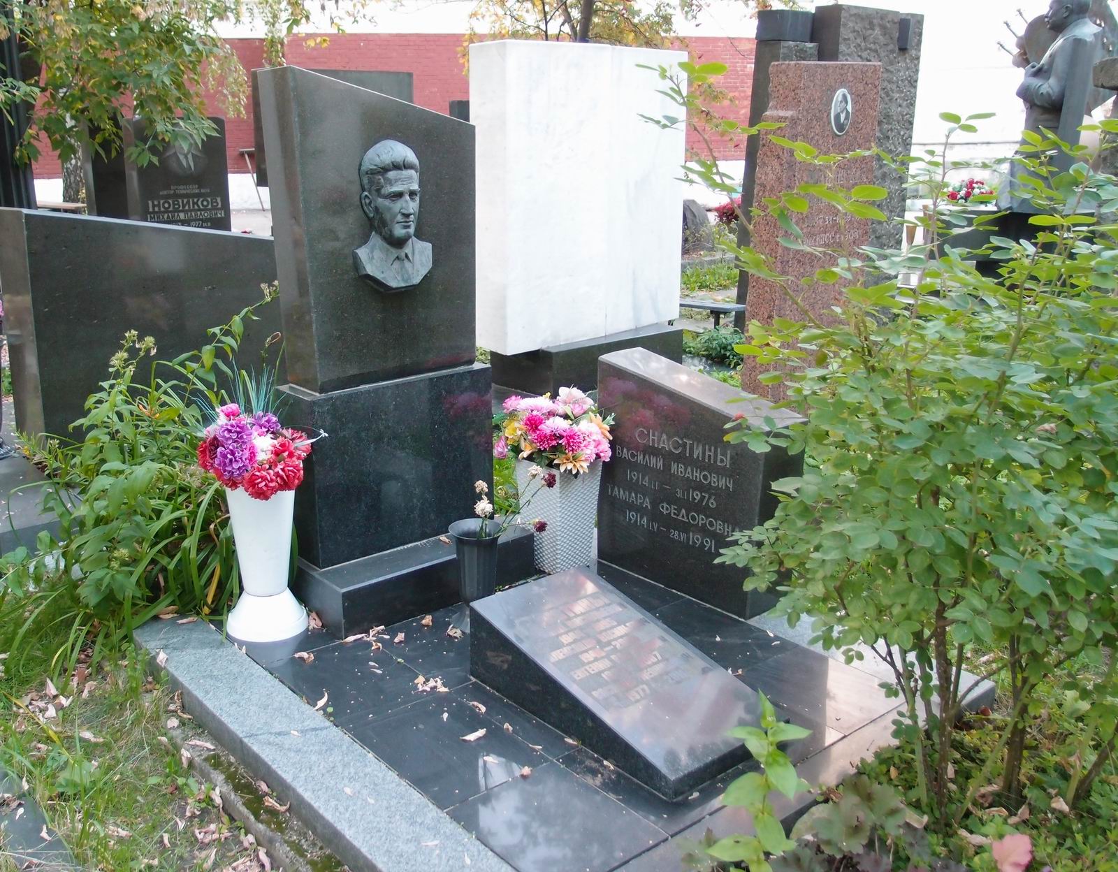 Памятник на могиле Снастина В.И. (1914-1976), на Новодевичьем кладбище (9-1-13).