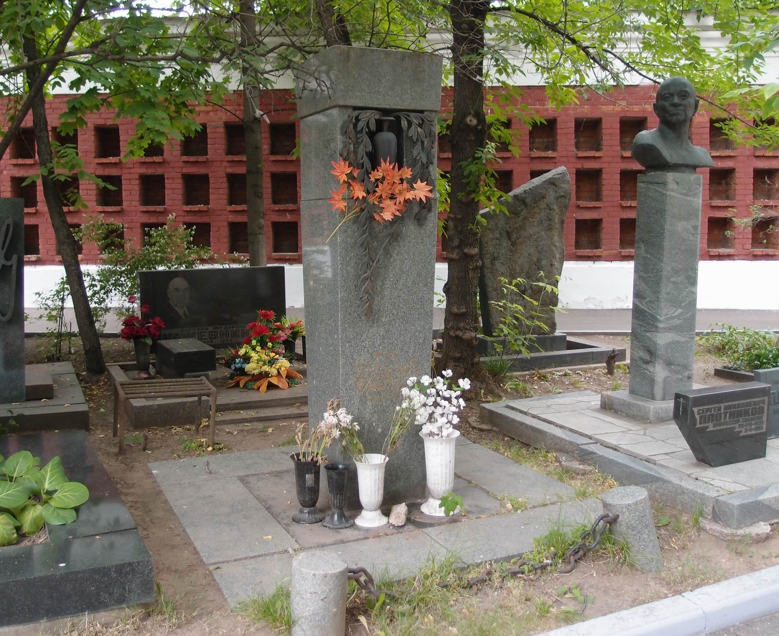 Памятник на могиле Тихонова Н.С. (1896-1979), на Новодевичьем кладбище (9-5-11).