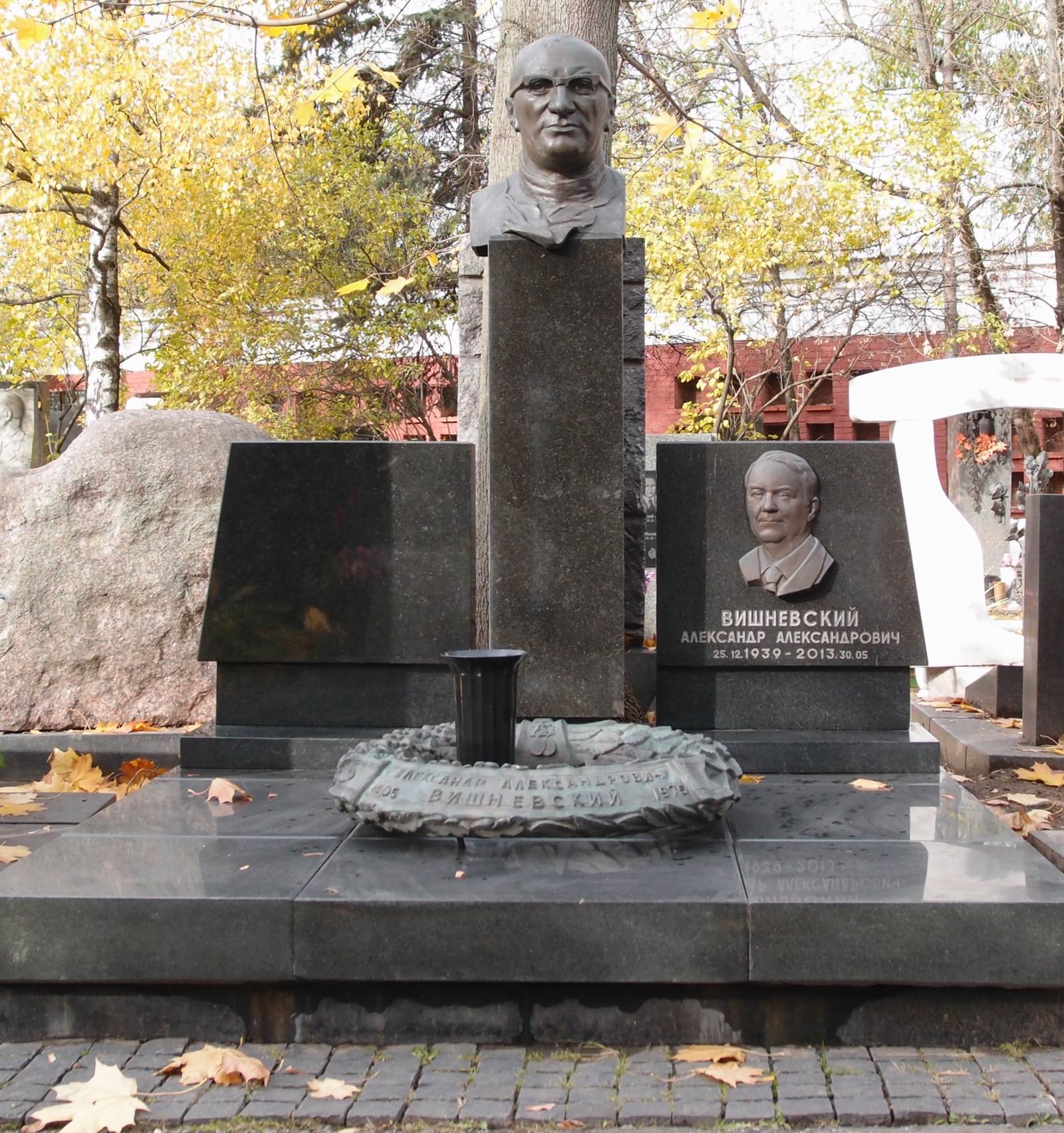 Памятник на могиле Вишневского А.А. (1906–1975), ск. А.Газалиев, арх. Э.Барклай, на Новодевичьем кладбище (9–1–9).