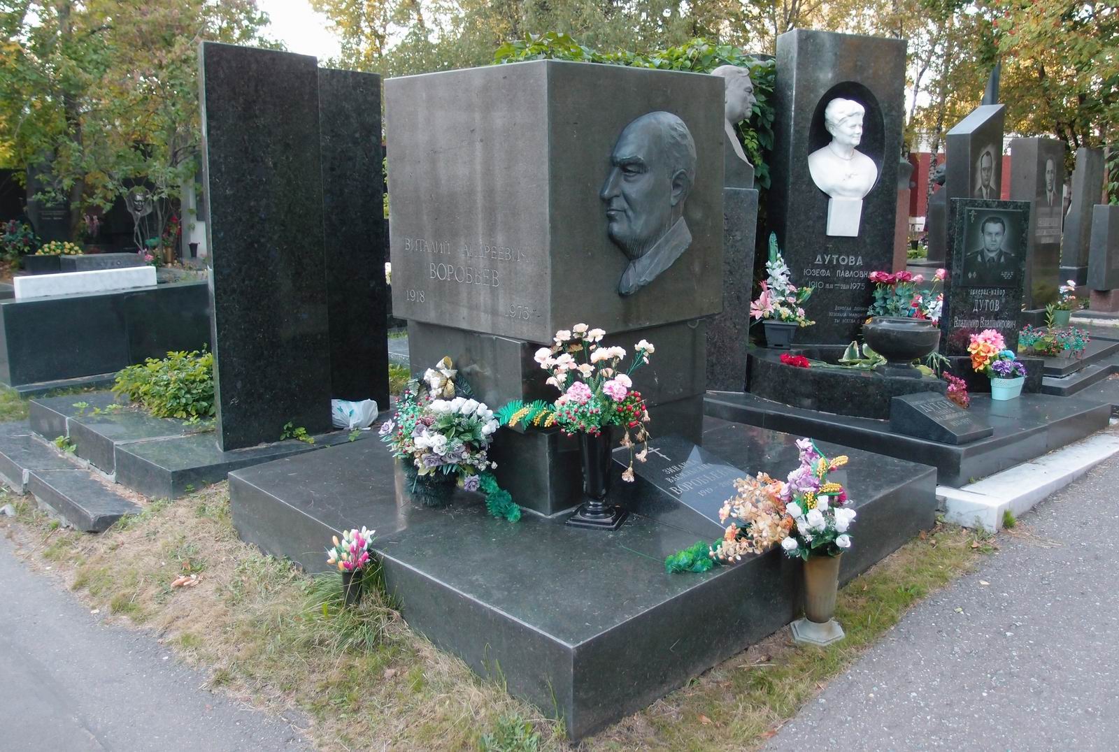 Памятник на могиле Воробьёва В.А. (1918–1975), на Новодевичьем кладбище (9–1–1).