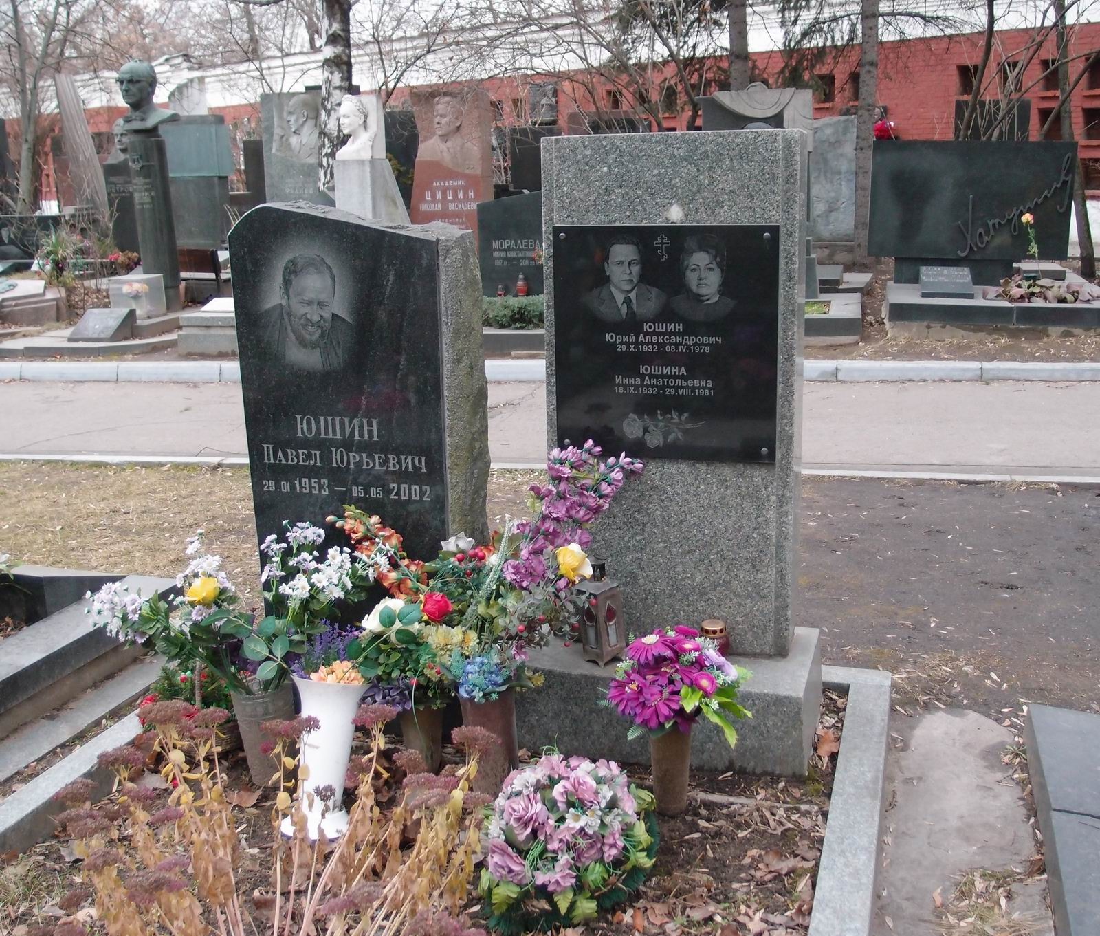 Памятник на могиле Юшина Ю.А. (1932-1978), на Новодевичьем кладбище (9-3-9).