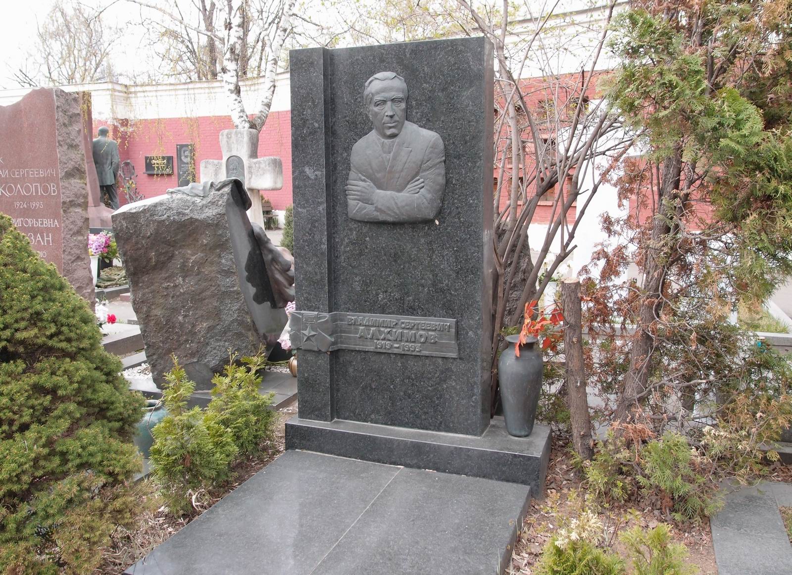 Памятник на могиле Алхимова В.С. (1919–1993), ск. Ю.Чернов, на Новодевичьем кладбище (10–7–7).