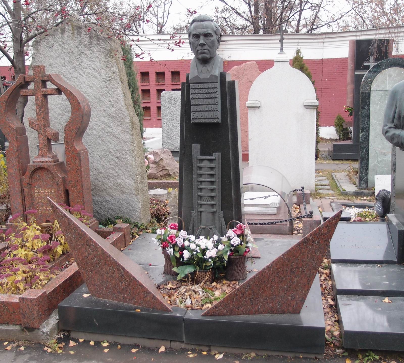 Памятник на могиле Бармина В.П. (1909–1993), ск. Ю.Чернов, на Новодевичьем кладбище (10–7–13).