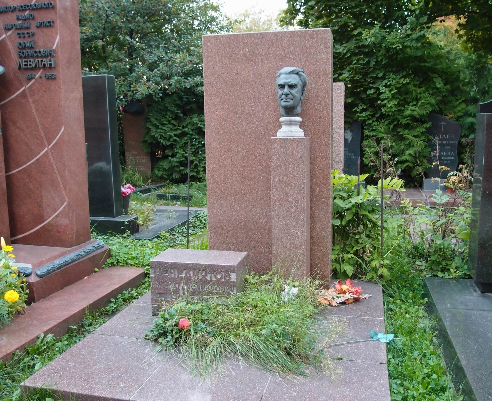 Памятник на могиле Бенедиктова И.А. (1902-1983), ск. Е.Вучетич, арх. Б.Зарицкий, на Новодевичьем кладбище (10-1-17).