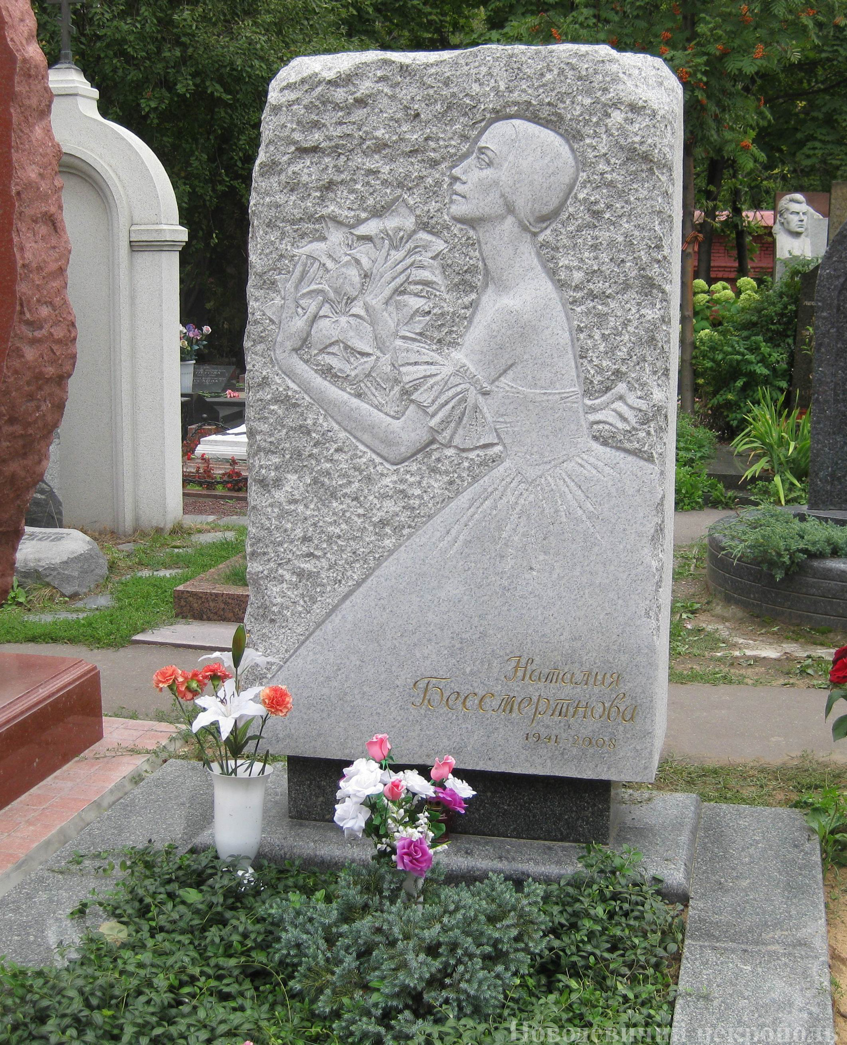 Памятник на могиле Бессмертновой Н.И. (1941–2008), ск. М.Милашенко, на Новодевичьем кладбище (10–10–3).
