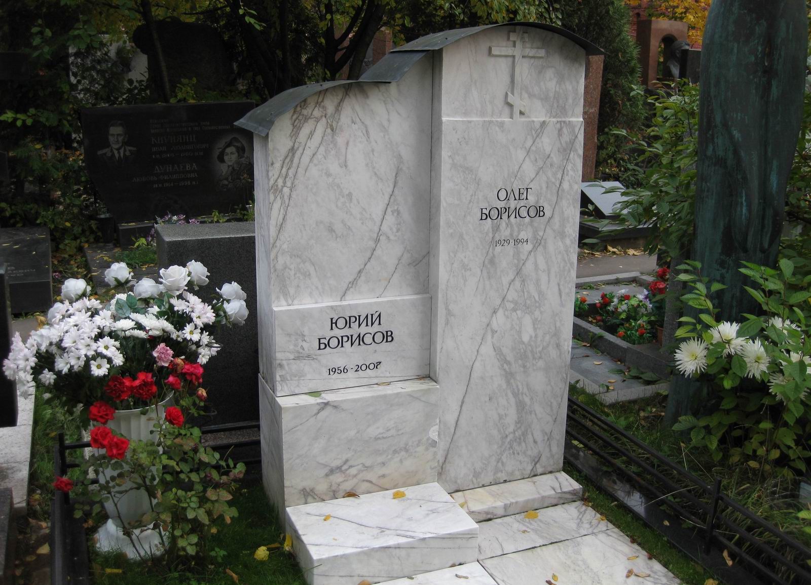 Памятник на могиле Борисова О.И. (1929-1994), на Новодевичьем кладбище (10-8-9).