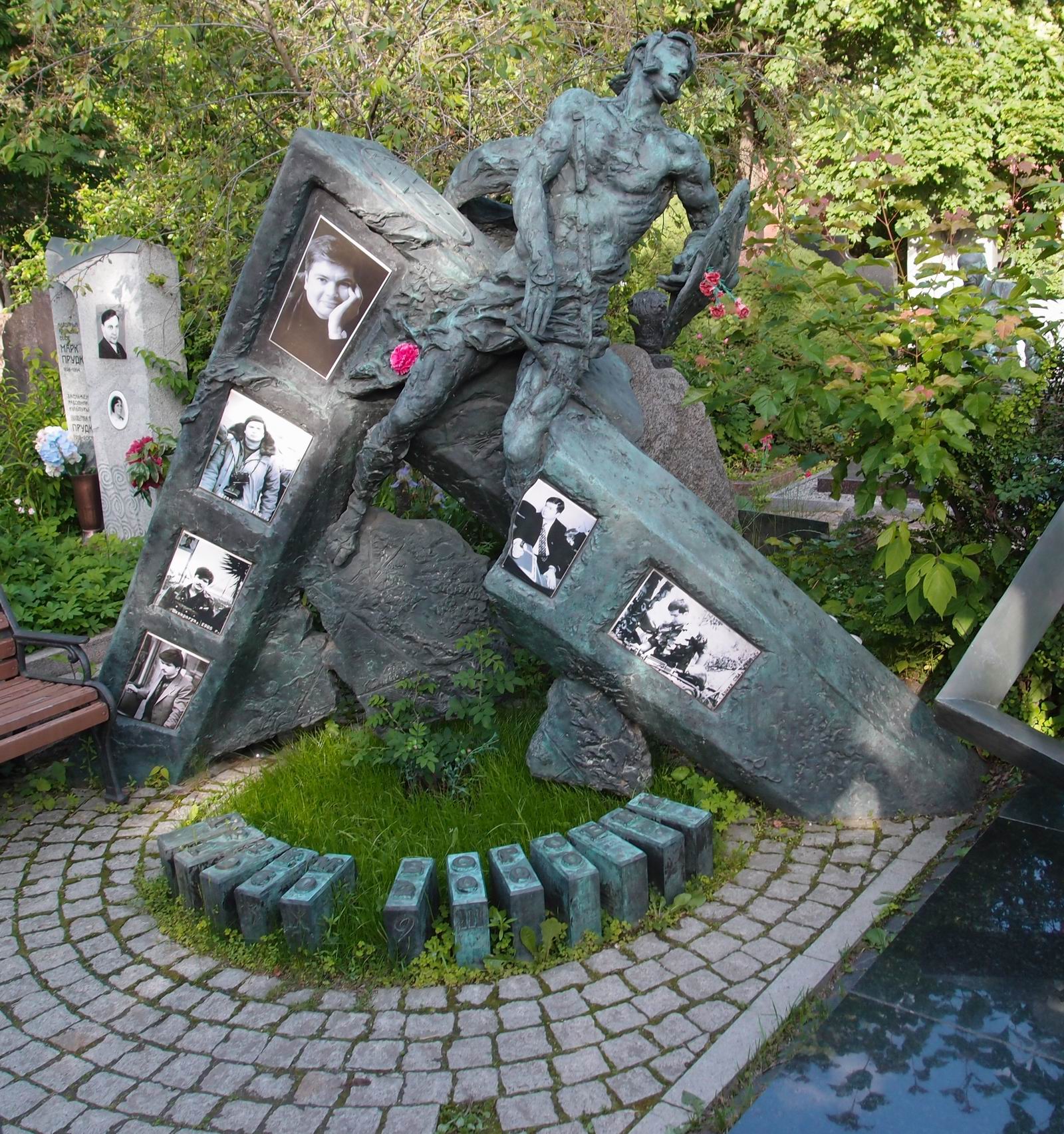 Памятник на могиле Боровика А.Г. (1960-2000), ск. А.Рукавишников, на Новодевичьем кладбище (10-8-16).