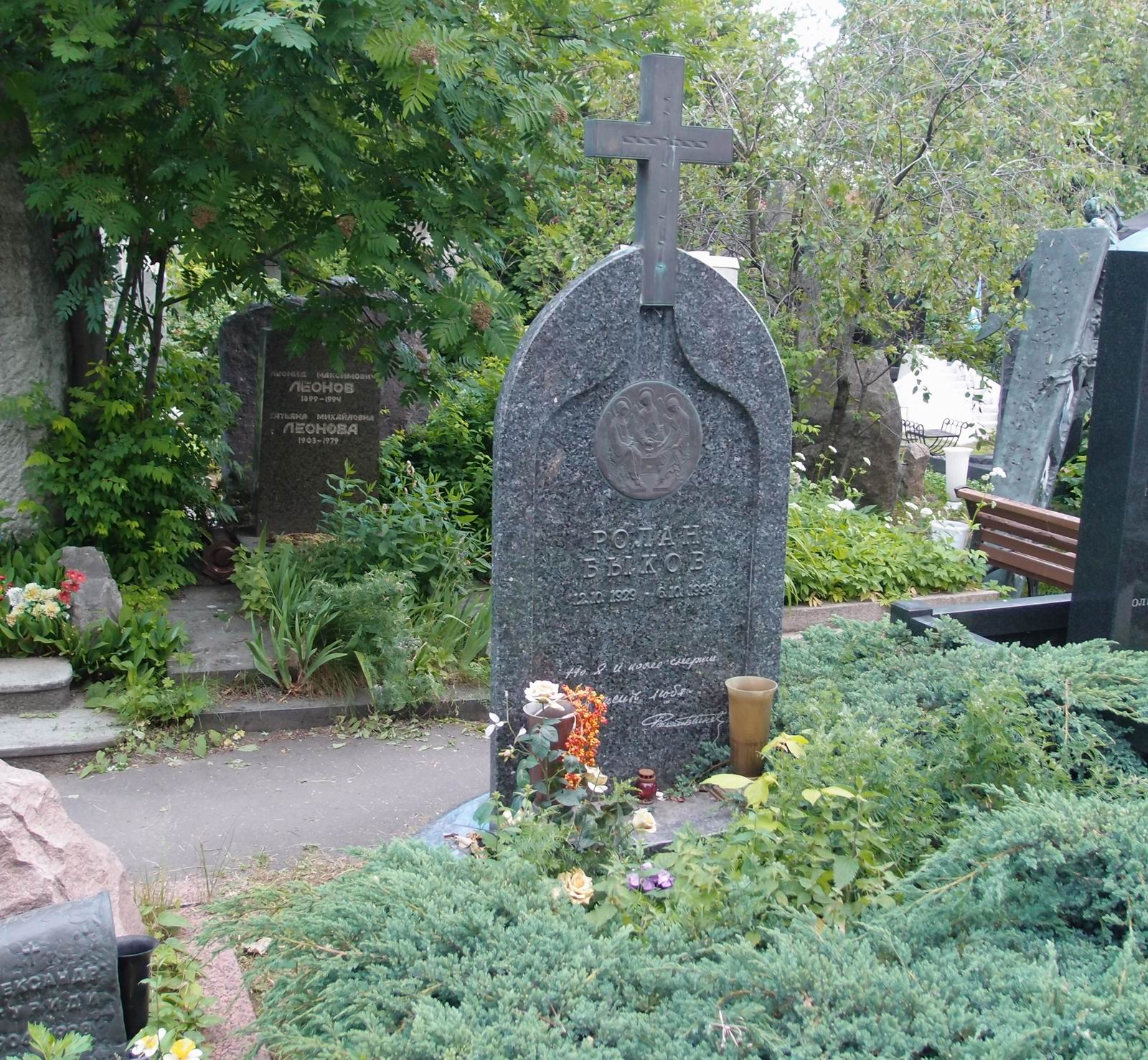 Памятник на могиле Быкова Р.А. (1929-1998), на Новодевичьем кладбище (10-9-9).